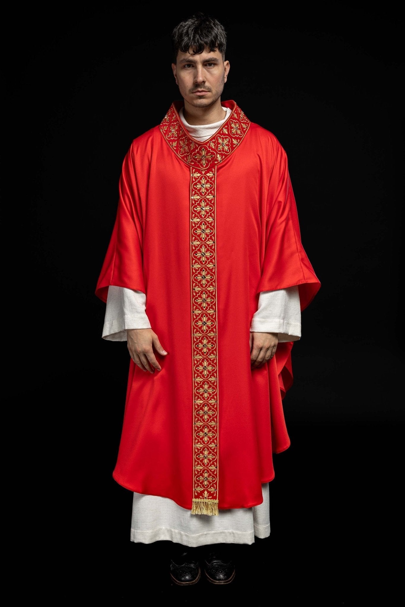 Chasuble rouge ornée de 500 pierres avec bande étroite LE/7104/02 - CHASUBLES.FR