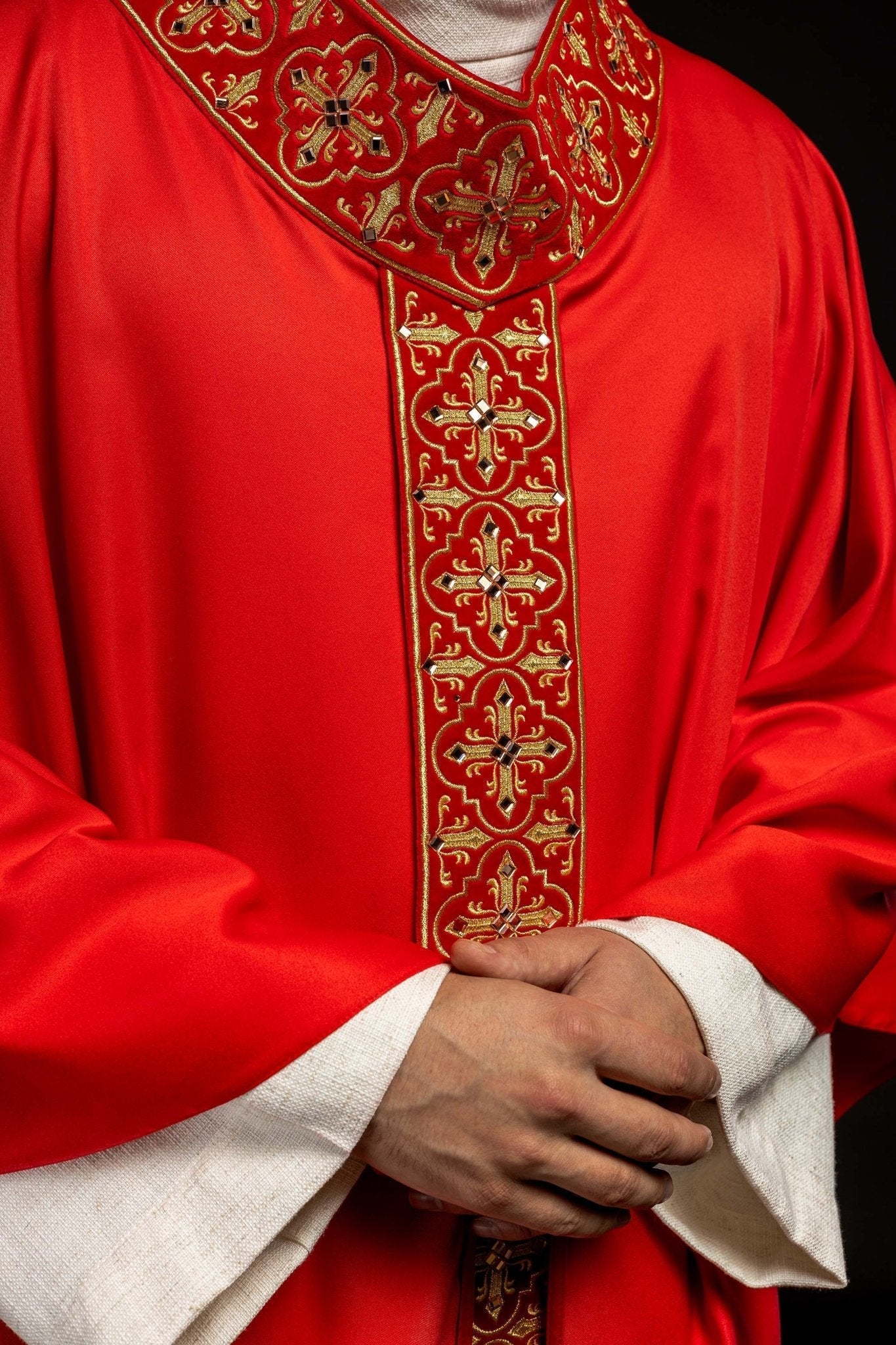 Chasuble rouge ornée de 500 pierres avec bande étroite LE/7104/02 - CHASUBLES.FR