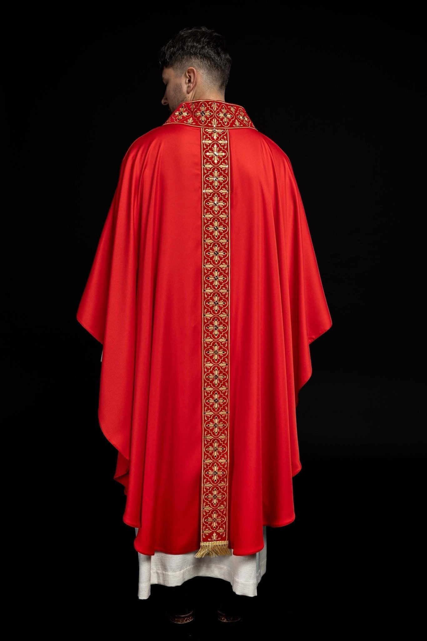 Chasuble rouge ornée de 500 pierres avec bande étroite LE/7104/02 - CHASUBLES.FR