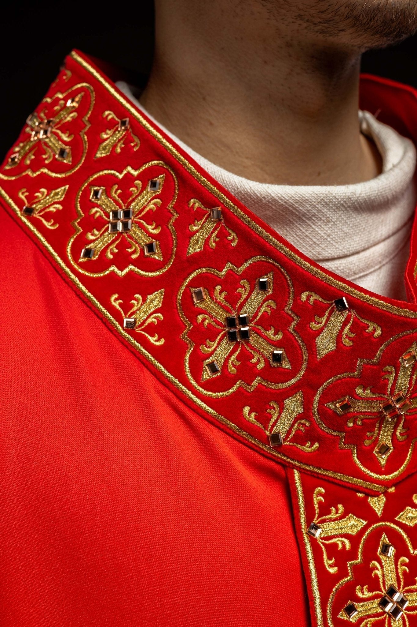 Chasuble rouge ornée de 500 pierres avec bande étroite LE/7104/02 - CHASUBLES.FR