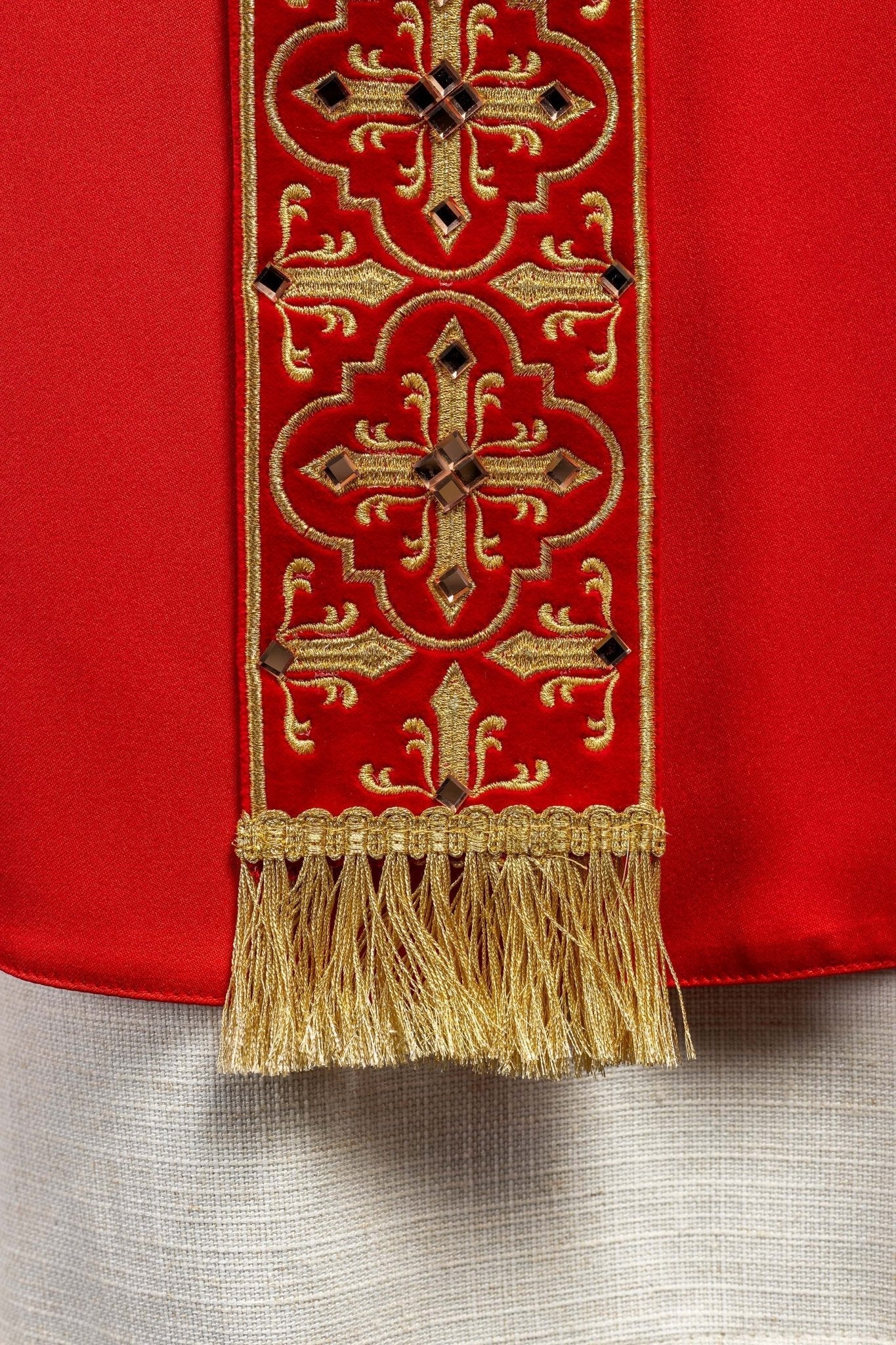 Chasuble rouge ornée de 500 pierres avec bande étroite LE/7104/02 - CHASUBLES.FR
