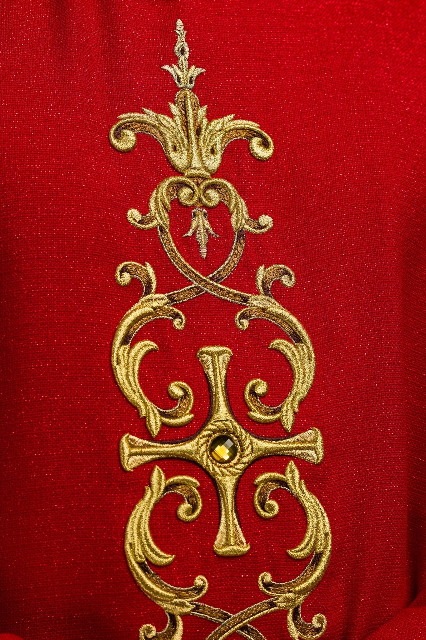 Chasuble rouge richement brodée de pierres LE/7014/02 - CHASUBLES.FR
