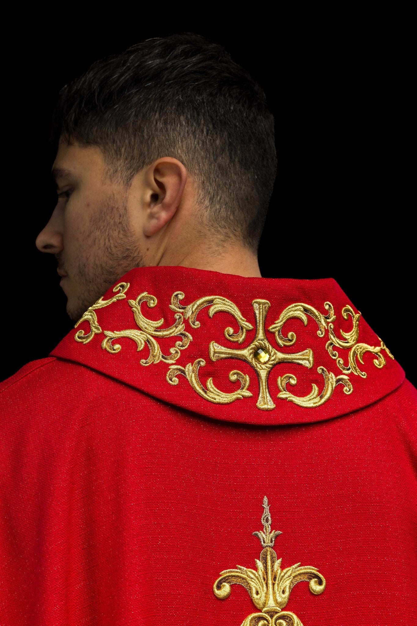 Chasuble rouge richement brodée de pierres LE/7014/02 - CHASUBLES.FR