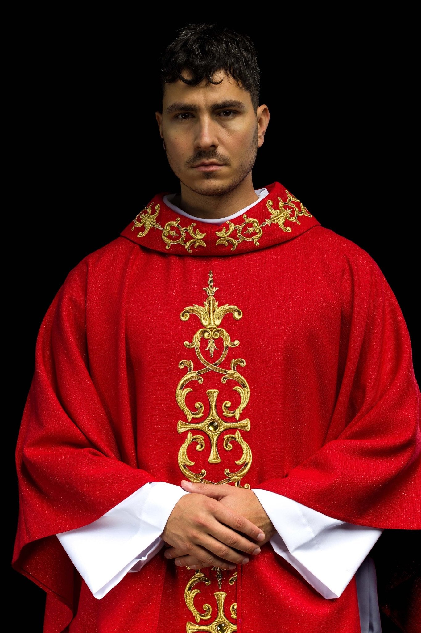 Chasuble rouge richement brodée de pierres LE/7014/02 - CHASUBLES.FR