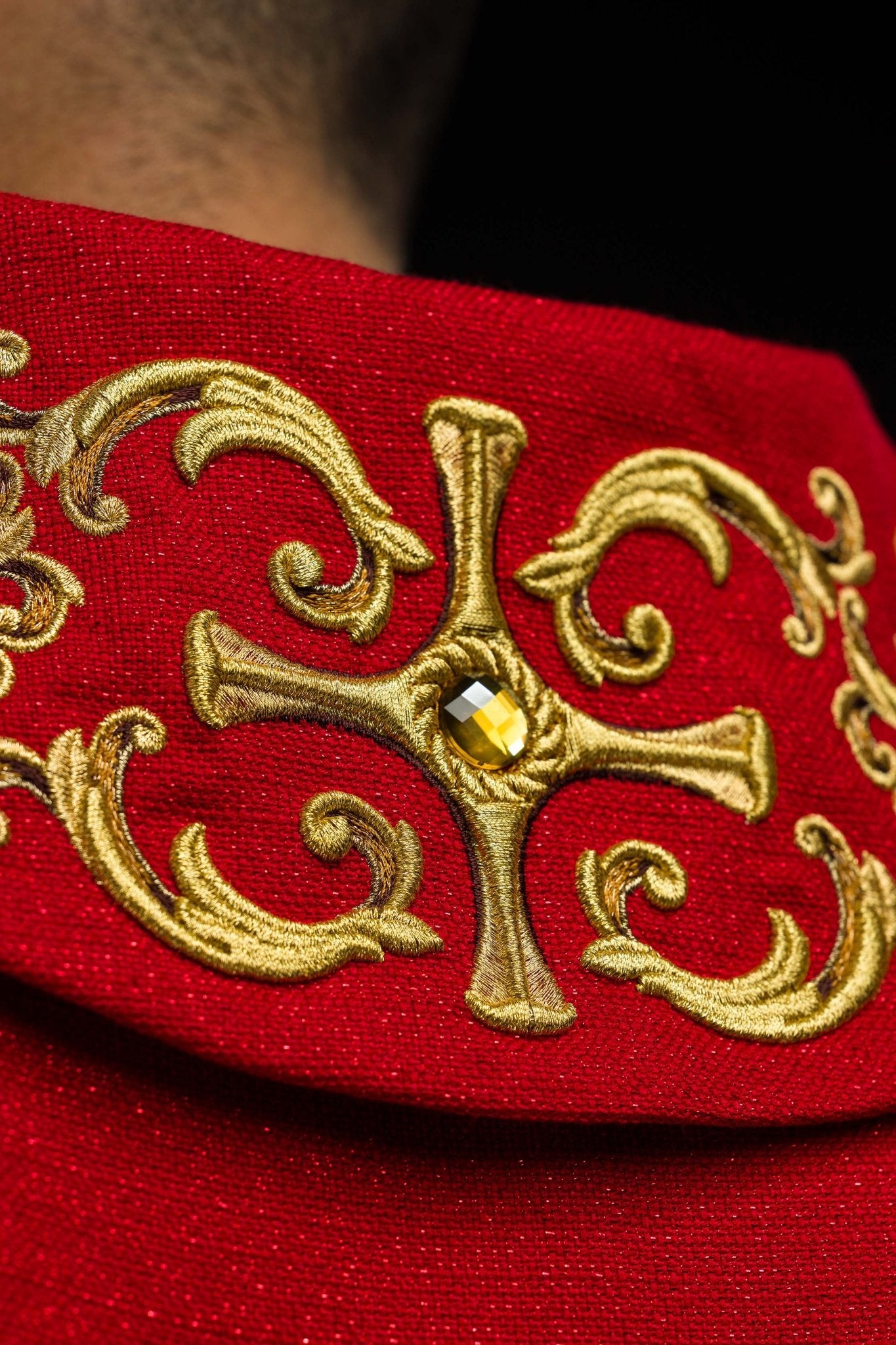 Chasuble rouge richement brodée de pierres LE/7014/02 - CHASUBLES.FR