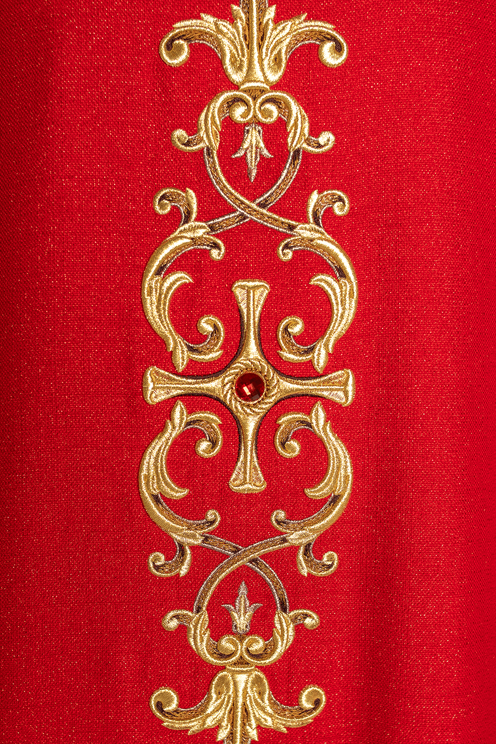 Chasuble rouge richement brodée de pierres LE/7014/02 - CHASUBLES.FR
