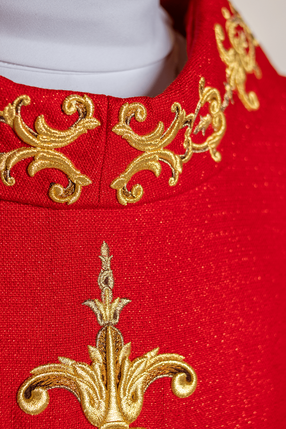 Chasuble rouge richement brodée de pierres LE/7014/02 - CHASUBLES.FR