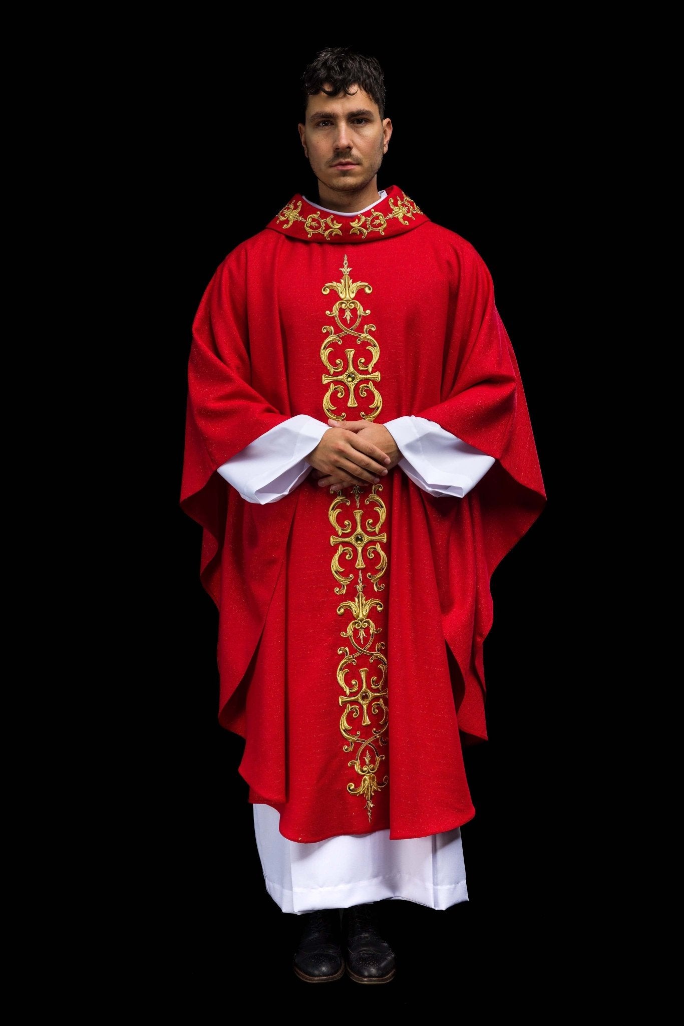 Chasuble rouge richement brodée de pierres LE/7014/02 - CHASUBLES.FR
