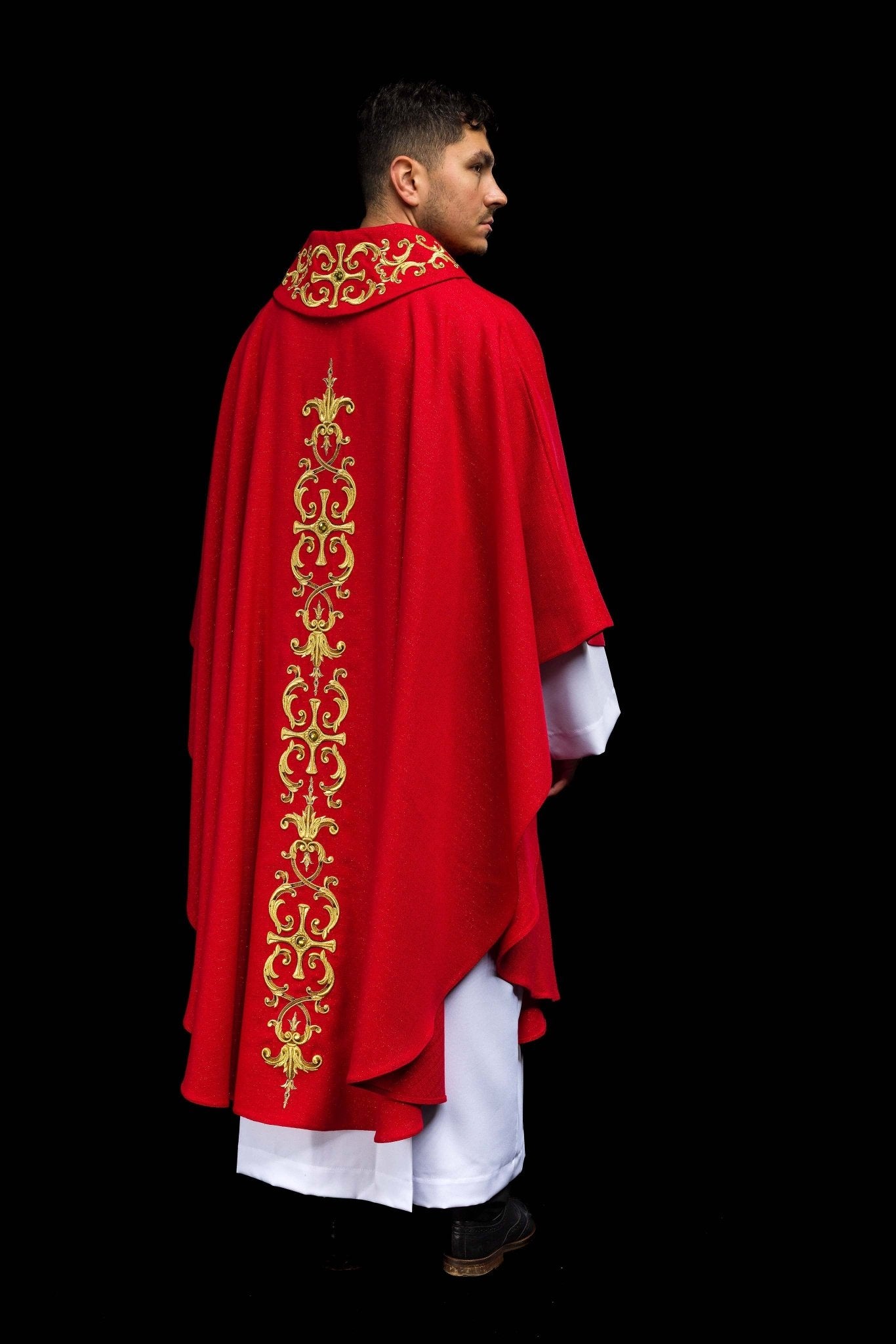 Chasuble rouge richement brodée de pierres LE/7014/02 - CHASUBLES.FR