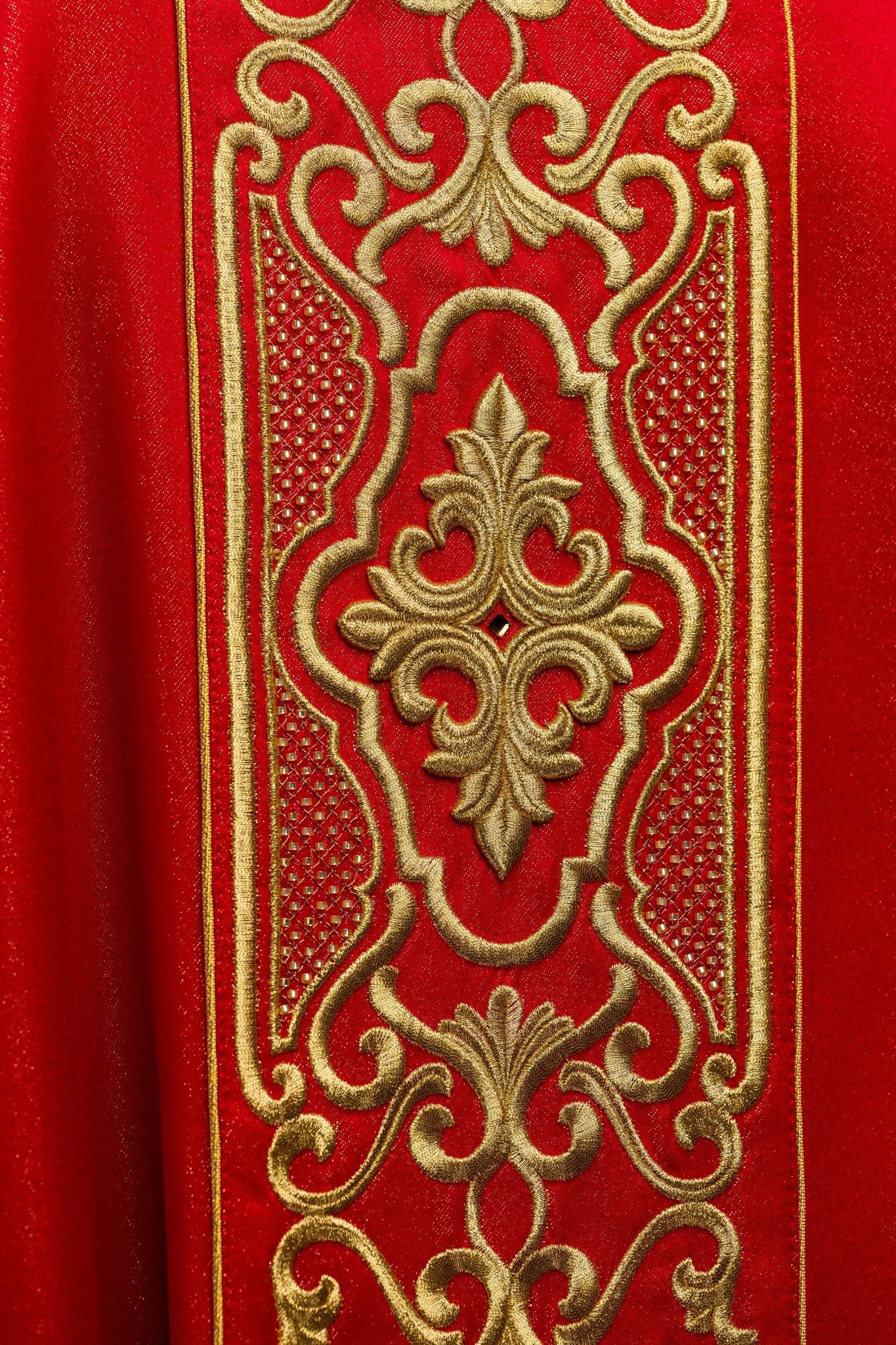 Chasuble rouge richement brodée et brillante LE/7021/02 - CHASUBLES.FR