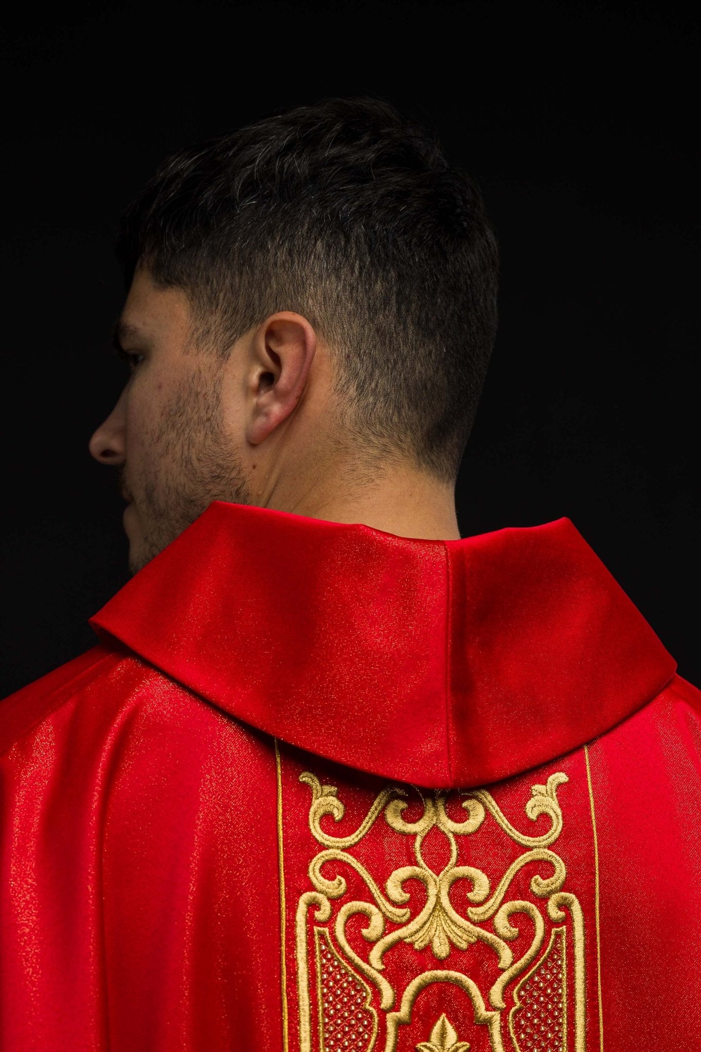 Chasuble rouge richement brodée et brillante LE/7021/02 - CHASUBLES.FR