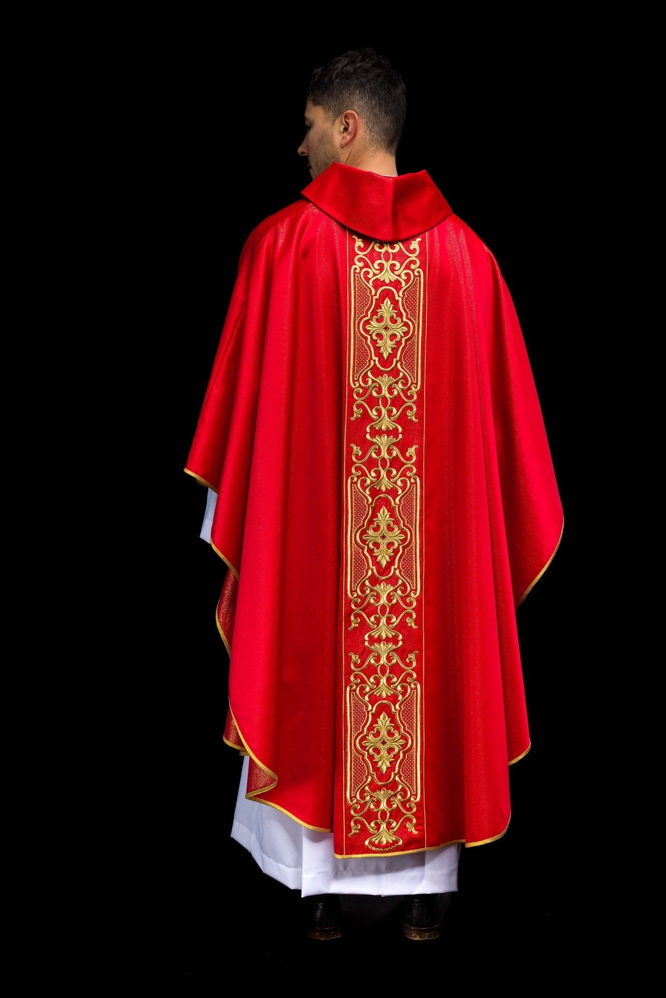 Chasuble rouge richement brodée et brillante LE/7021/02 - CHASUBLES.FR