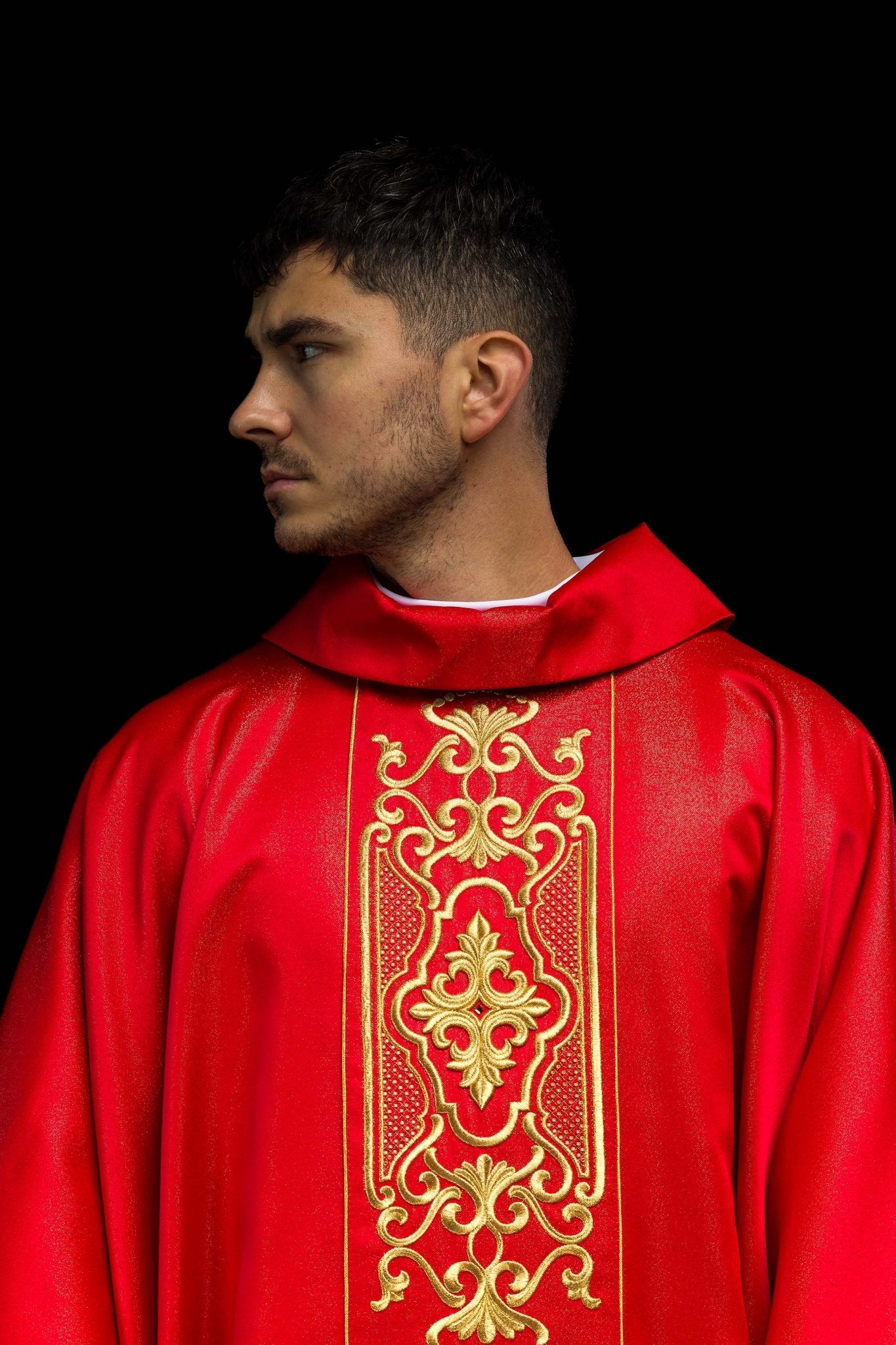 Chasuble rouge richement brodée et brillante LE/7021/02 - CHASUBLES.FR