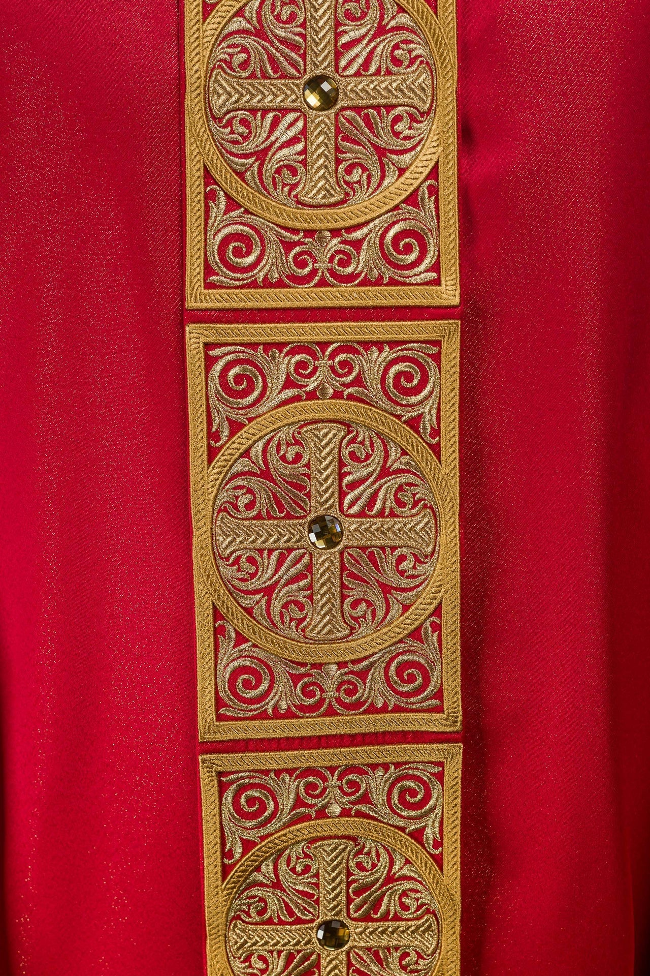 Chasuble rouge richement brodée et décorée de pierres LE/7012/02 - CHASUBLES.FR