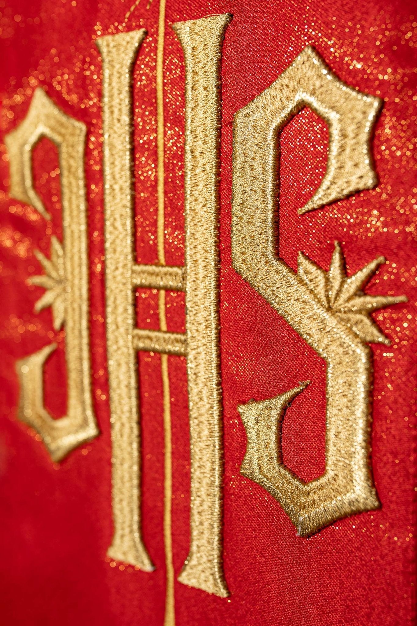 Chasuble rouge richement décorée avec motif doré et large bande brodée IHS KDT/7001/02/54 CZERWONY - CHASUBLES.FR