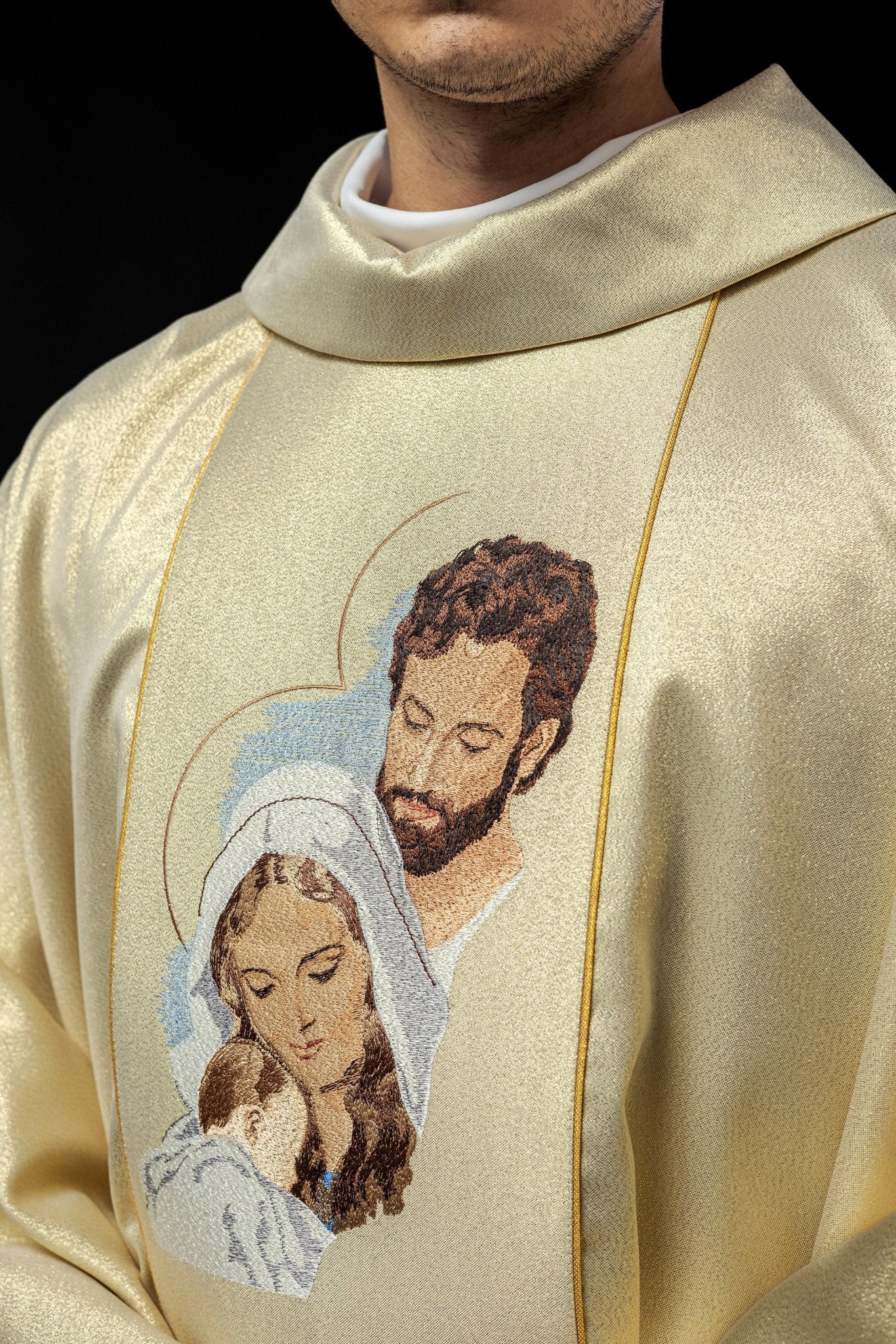 Chasuble scintillante à l'effigie de la Sainte Famille KOR/196/10/37 ZŁOTY - CHASUBLES.FR