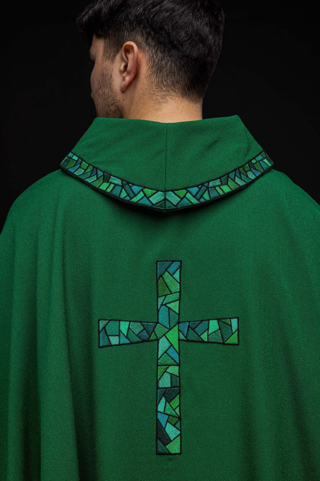 Chasuble vert avec croix en mosaïque KOR/257/01/62 - CHASUBLES.FR