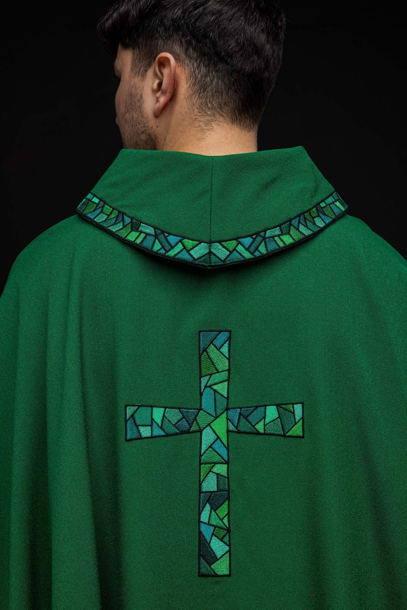 Chasuble vert avec croix en mosaïque KOR/257/01/62 - CHASUBLES.FR