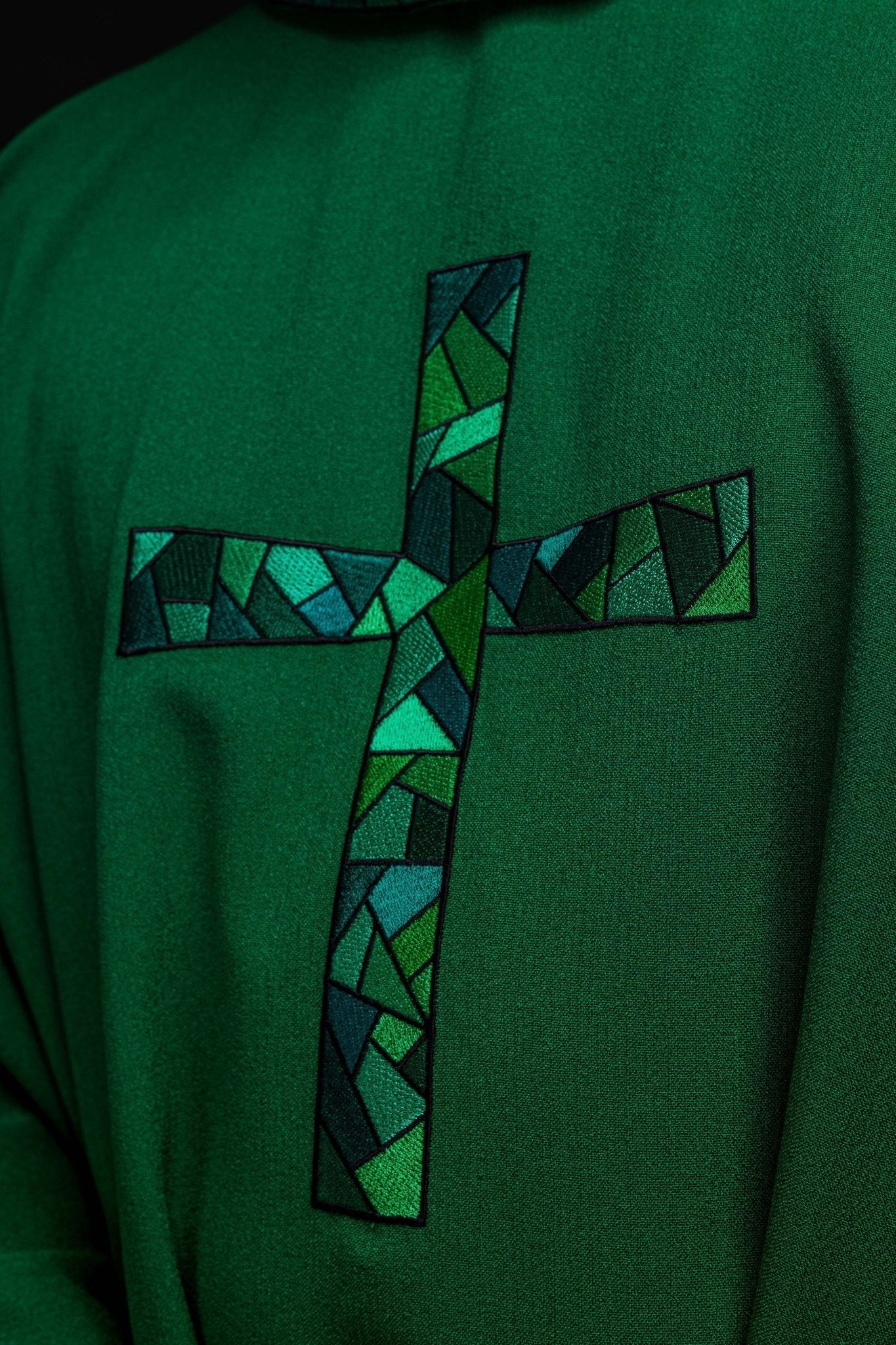 Chasuble vert avec croix en mosaïque KOR/257/01/62 - CHASUBLES.FR