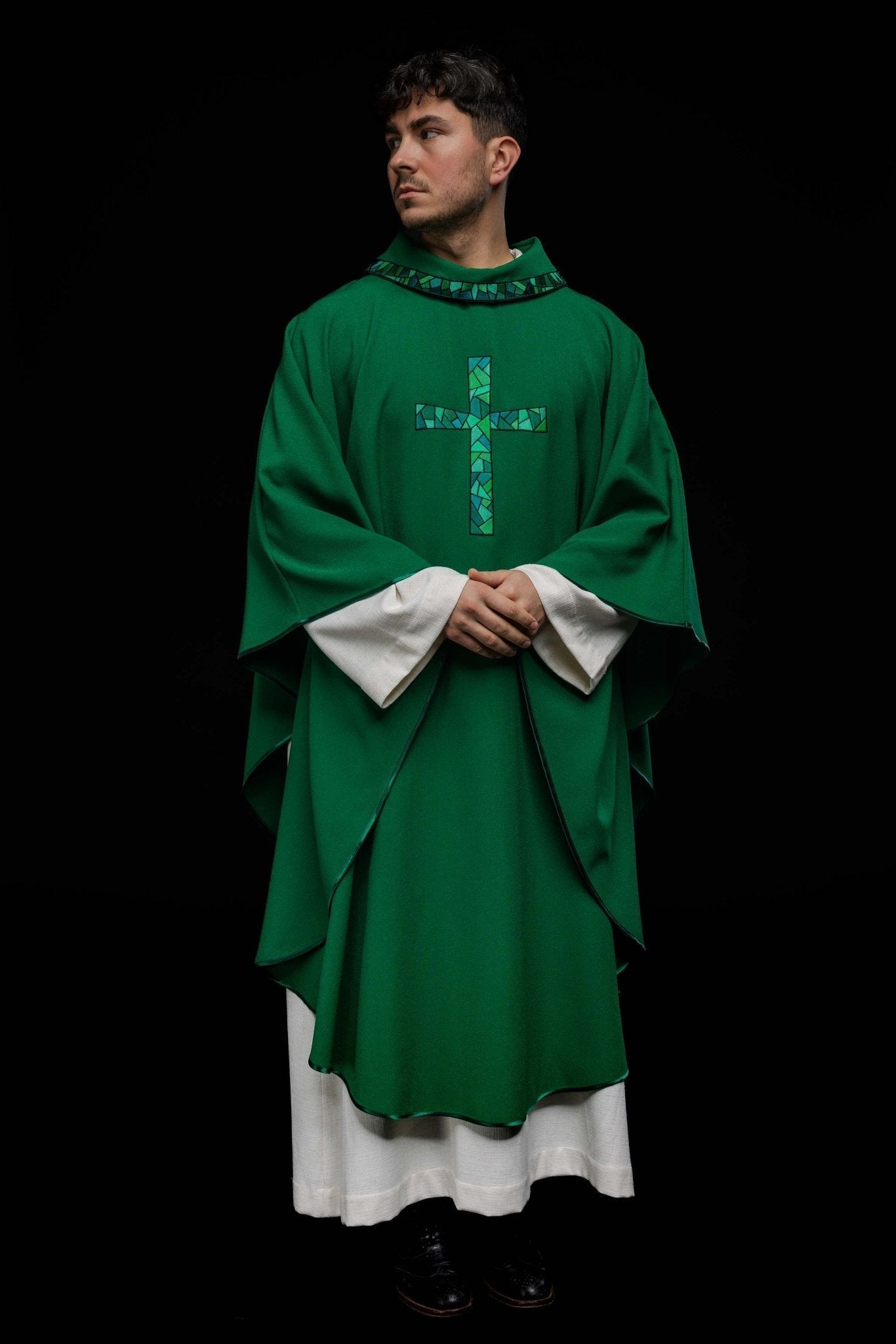 Chasuble vert avec croix en mosaïque KOR/257/01/62 - CHASUBLES.FR