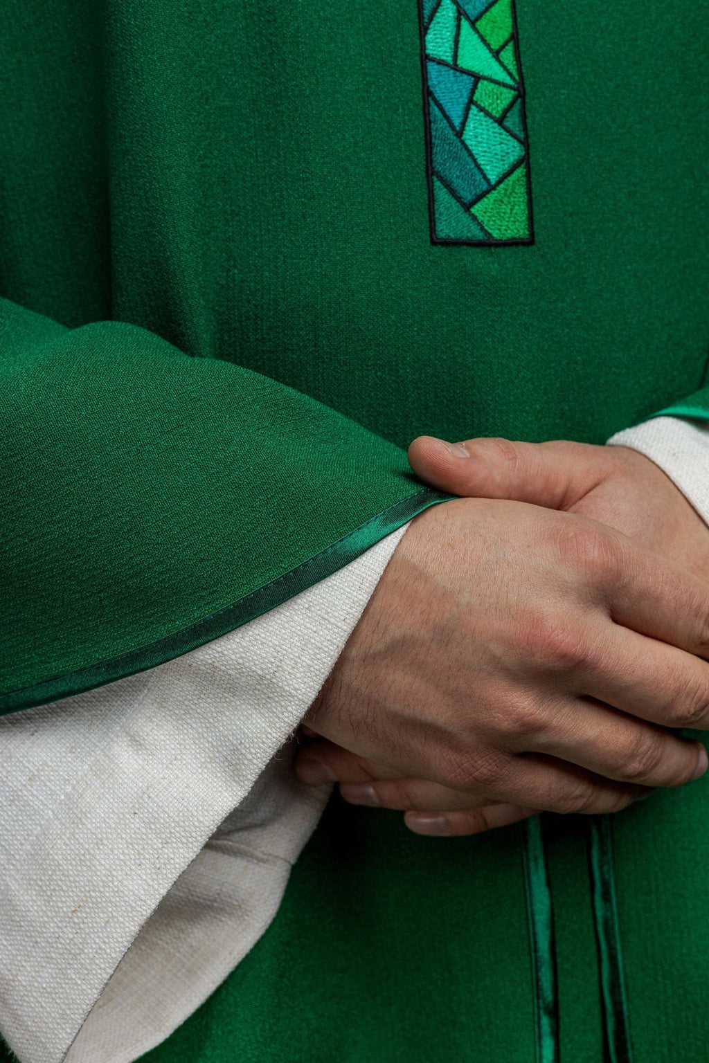 Chasuble vert avec croix en mosaïque KOR/257/01/62 - CHASUBLES.FR