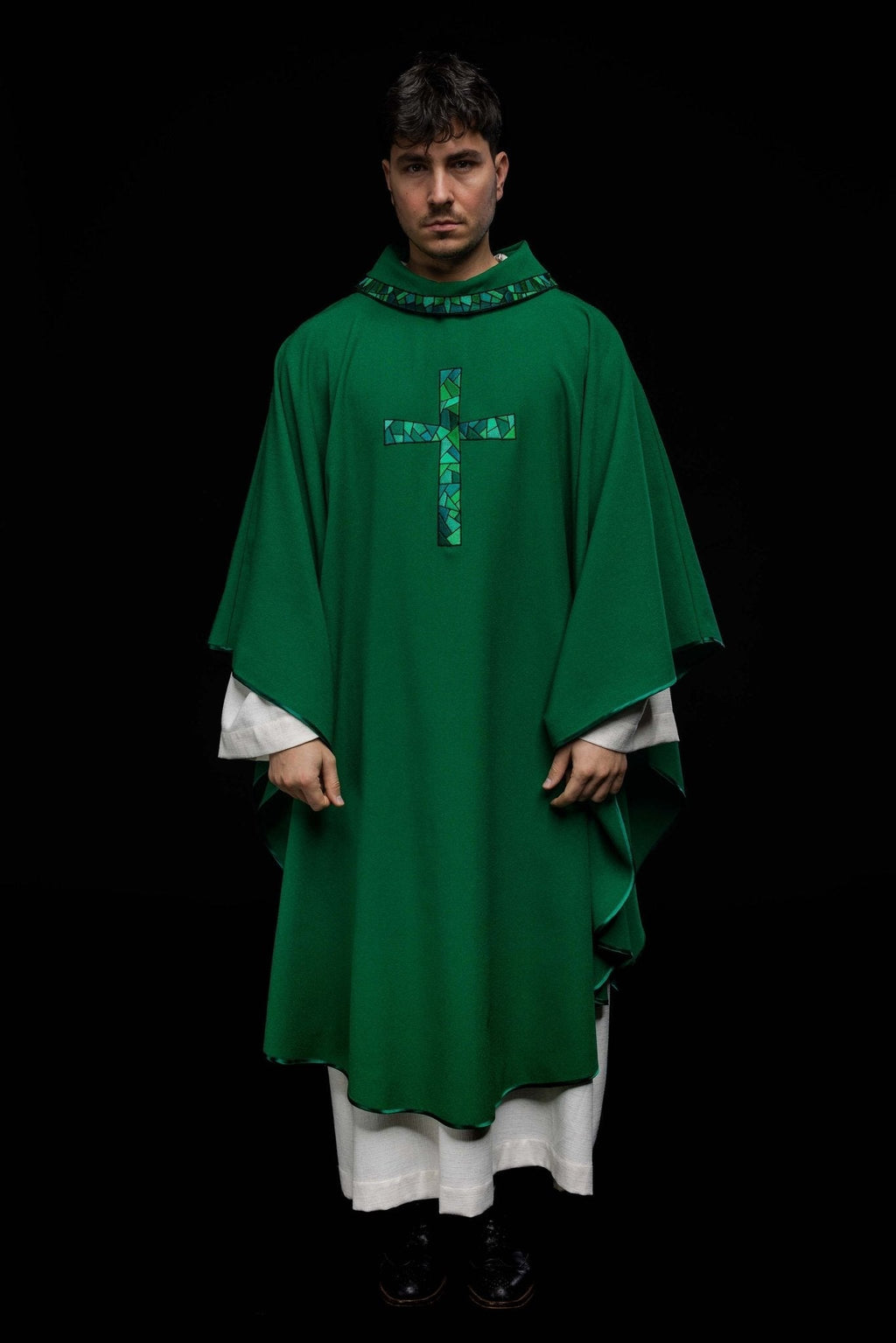 Chasuble vert avec croix en mosaïque KOR/257/01/62 - CHASUBLES.FR