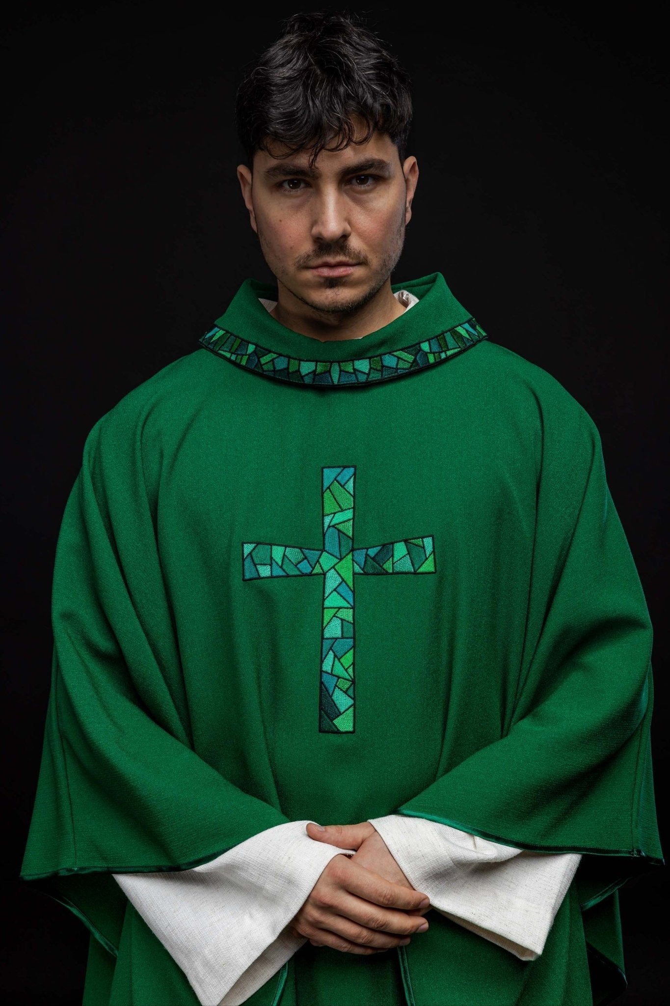 Chasuble vert avec croix en mosaïque KOR/257/01/62 - CHASUBLES.FR