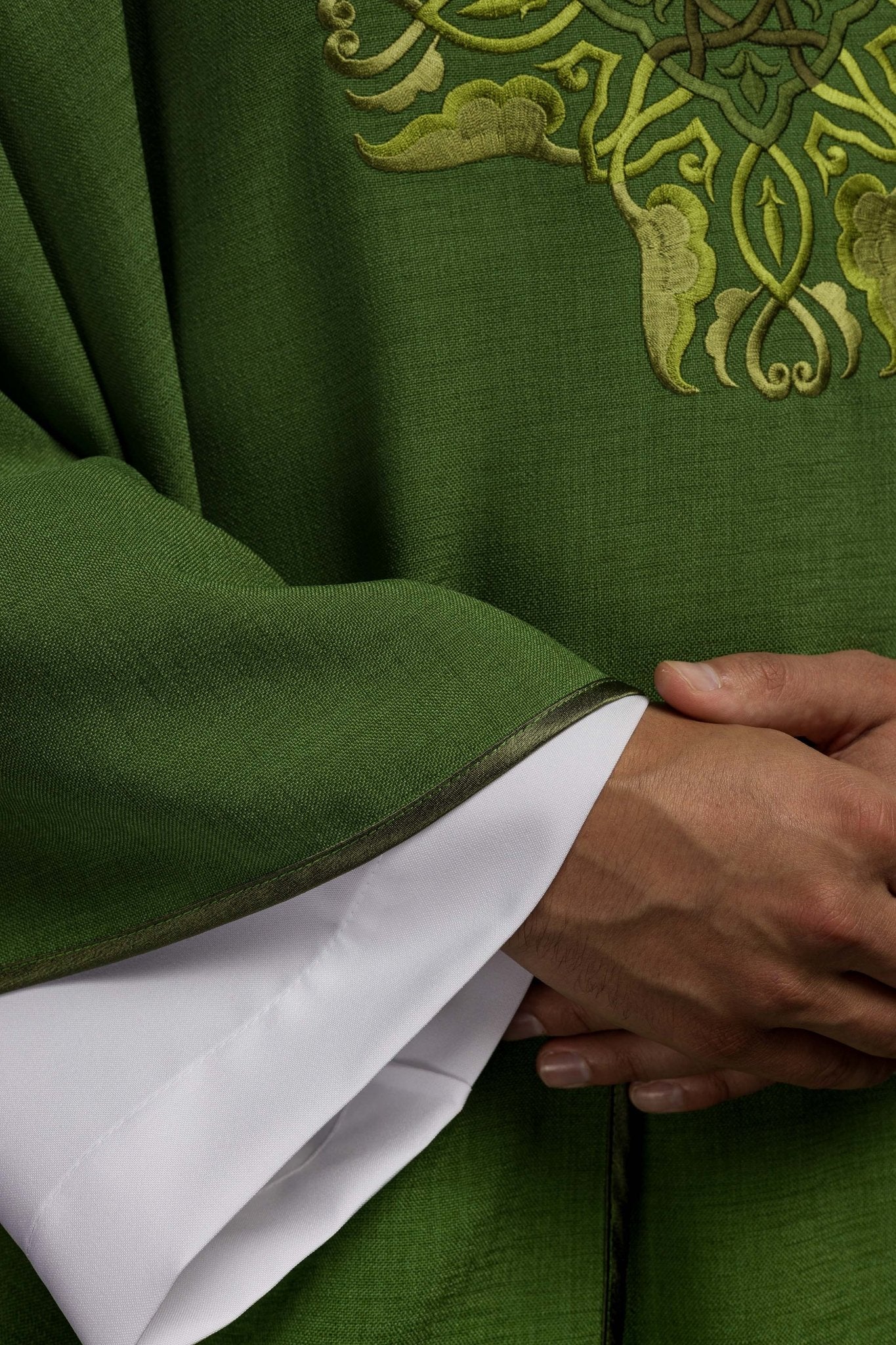 Chasuble vert avec une broderie de Croix HA7035 - 01 ZIELONY - CHASUBLES.FR