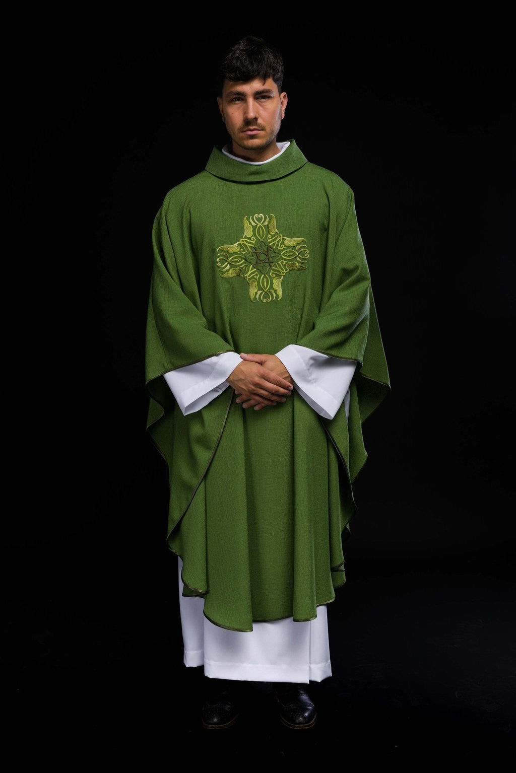 Chasuble vert avec une broderie de Croix HA7035 - 01 ZIELONY - CHASUBLES.FR