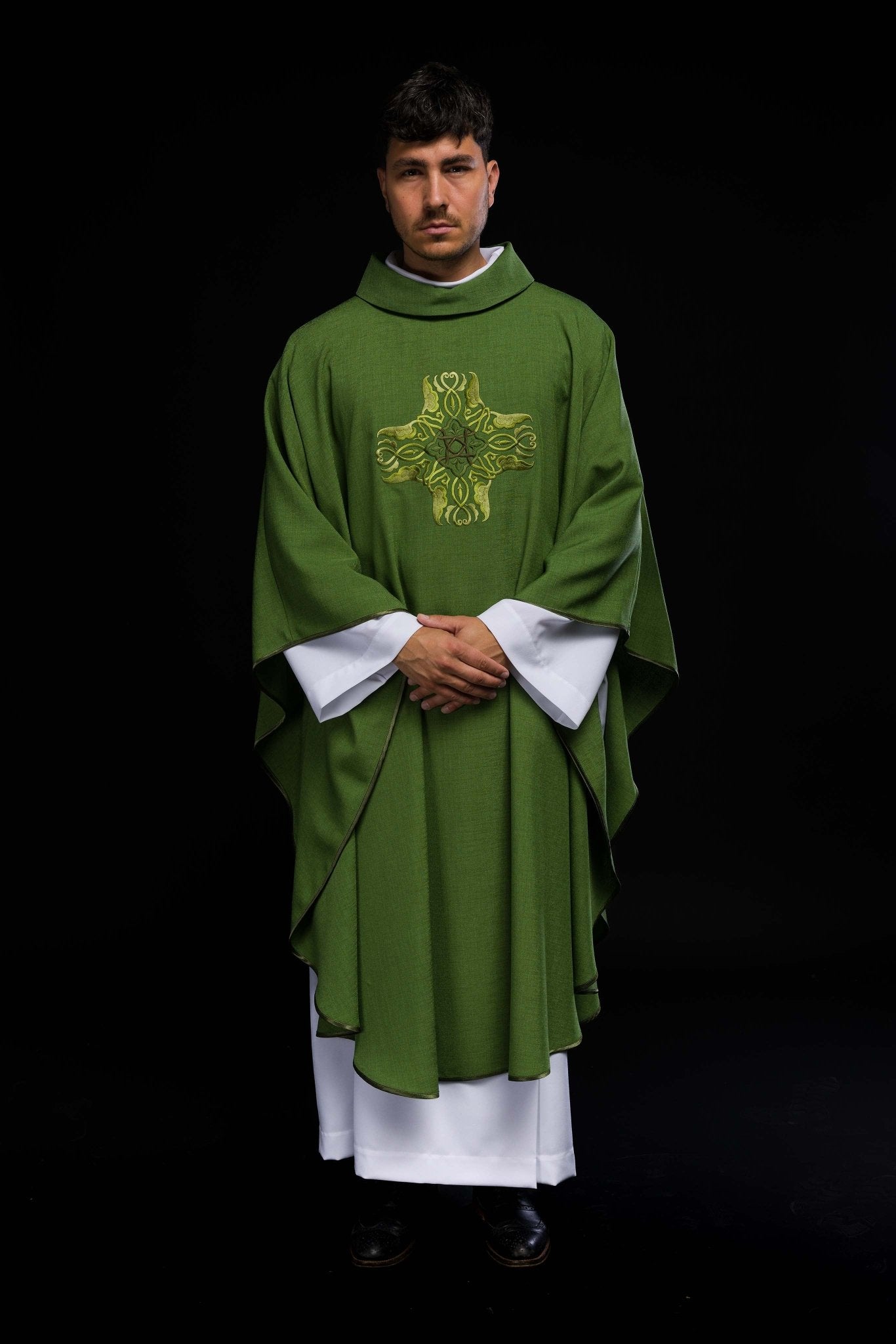 Chasuble vert avec une broderie de Croix HA7035 - 01 ZIELONY - CHASUBLES.FR
