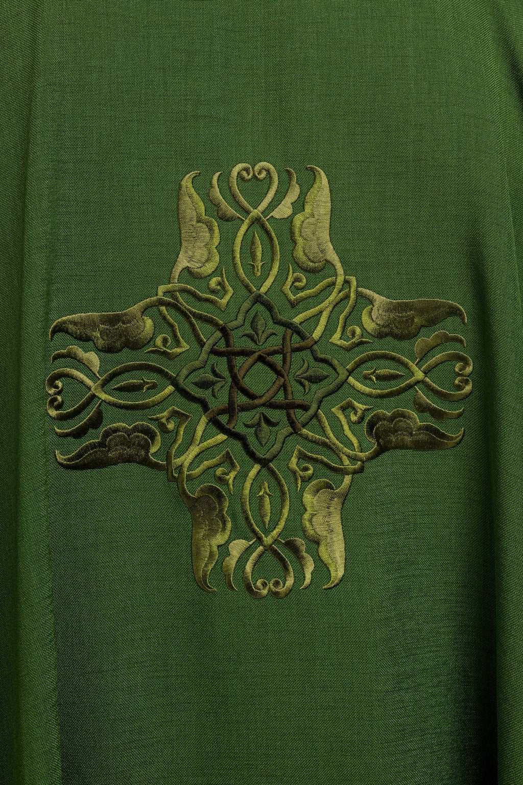 Chasuble vert avec une broderie de Croix HA7035 - 01 ZIELONY - CHASUBLES.FR