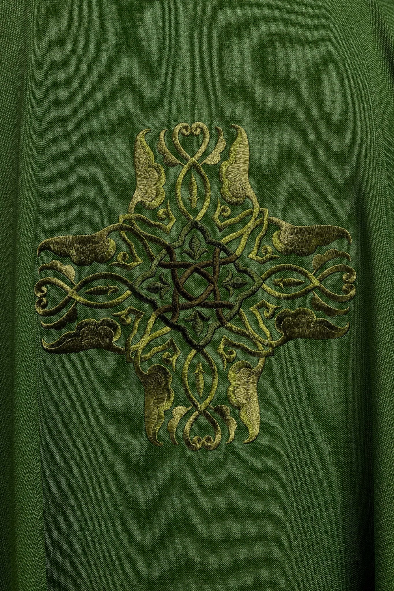 Chasuble vert avec une broderie de Croix HA7035 - 01 ZIELONY - CHASUBLES.FR