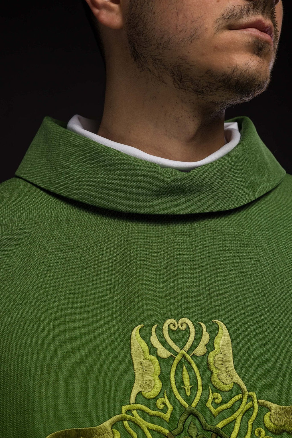 Chasuble vert avec une broderie de Croix HA7035 - 01 ZIELONY - CHASUBLES.FR