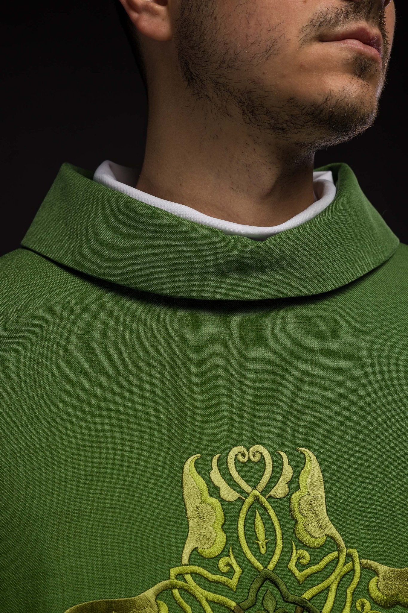 Chasuble vert avec une broderie de Croix HA7035 - 01 ZIELONY - CHASUBLES.FR