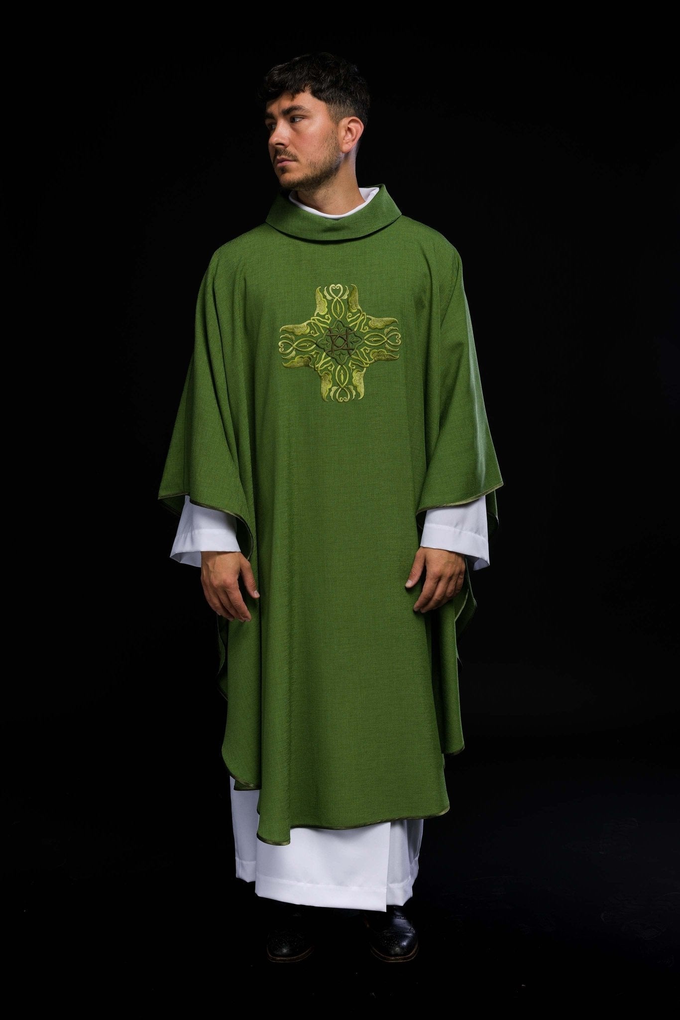 Chasuble vert avec une broderie de Croix HA7035 - 01 ZIELONY - CHASUBLES.FR