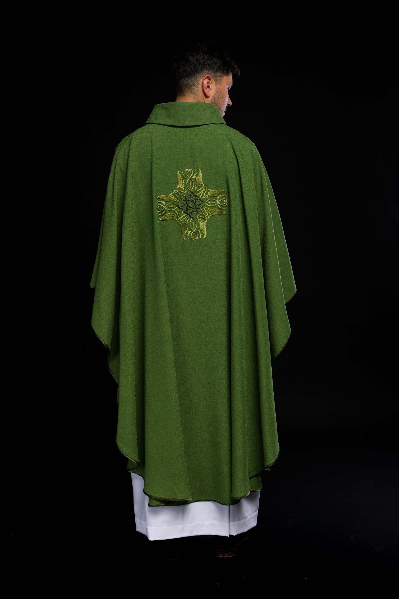 Chasuble vert avec une broderie de Croix HA7035 - 01 ZIELONY - CHASUBLES.FR