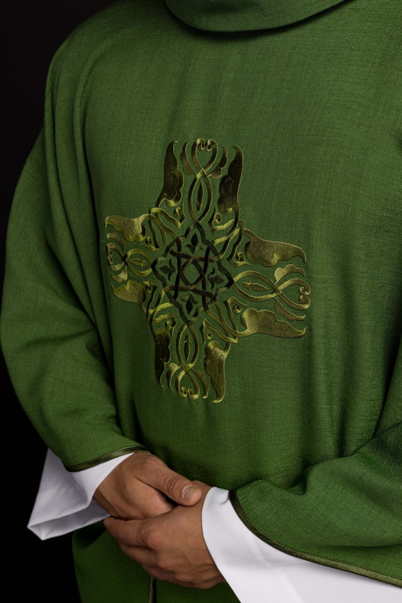 Chasuble vert avec une broderie de Croix HA7035 - 01 ZIELONY - CHASUBLES.FR
