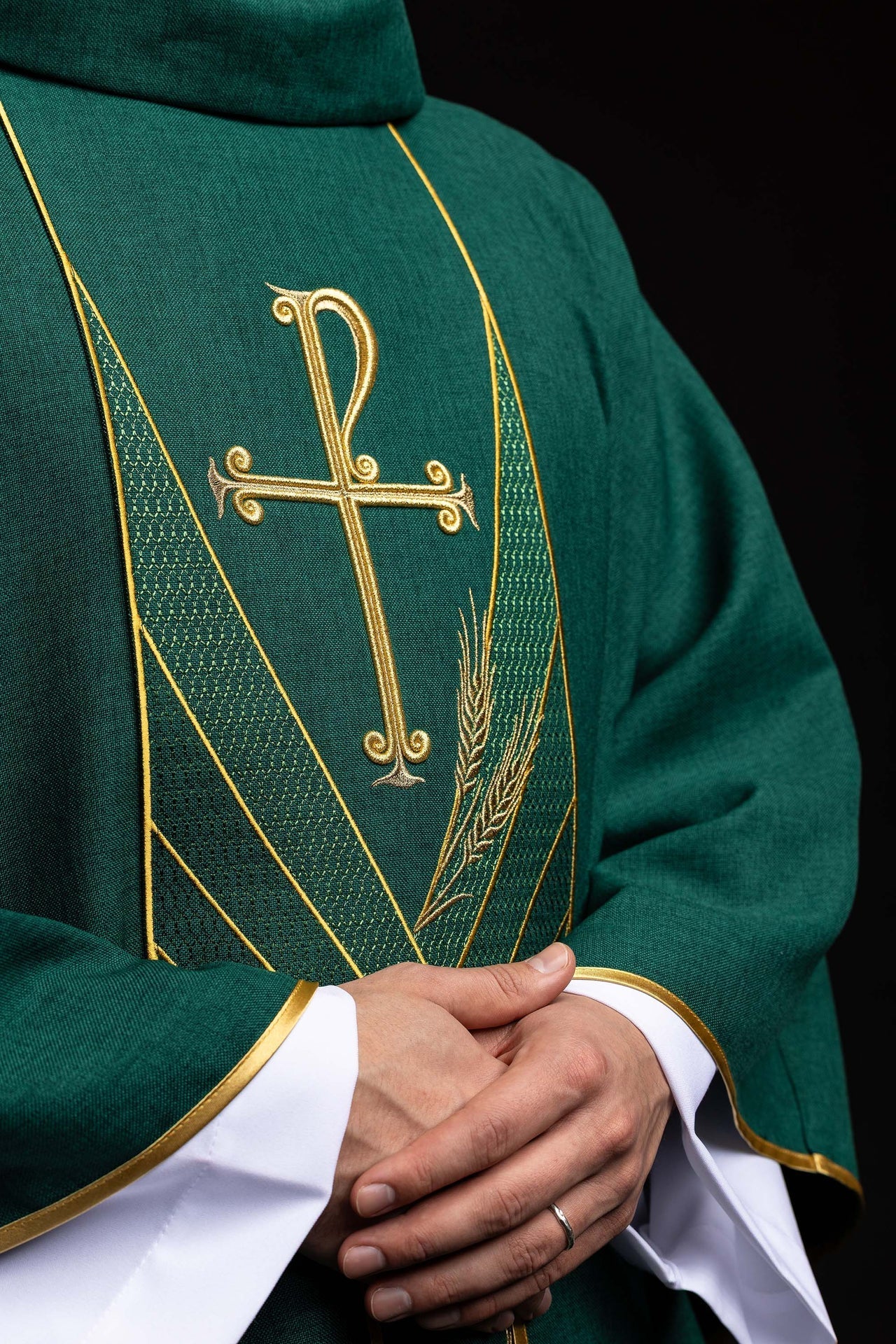 Chasuble verte avec bande brodée Pax LE/7050/01 - CHASUBLES.FR