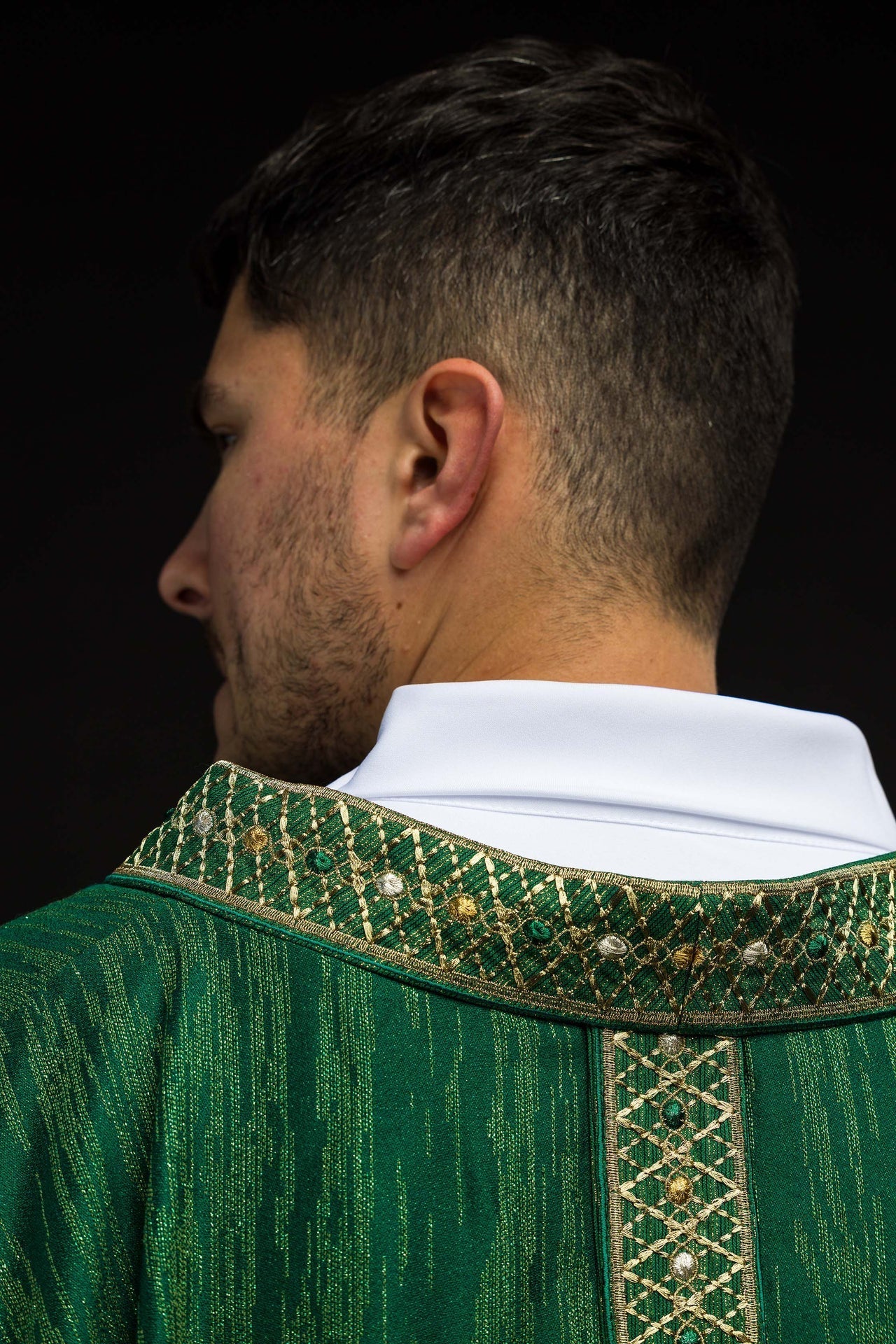 Chasuble verte avec bande et col brodés LE/7033/01 - CHASUBLES.FR