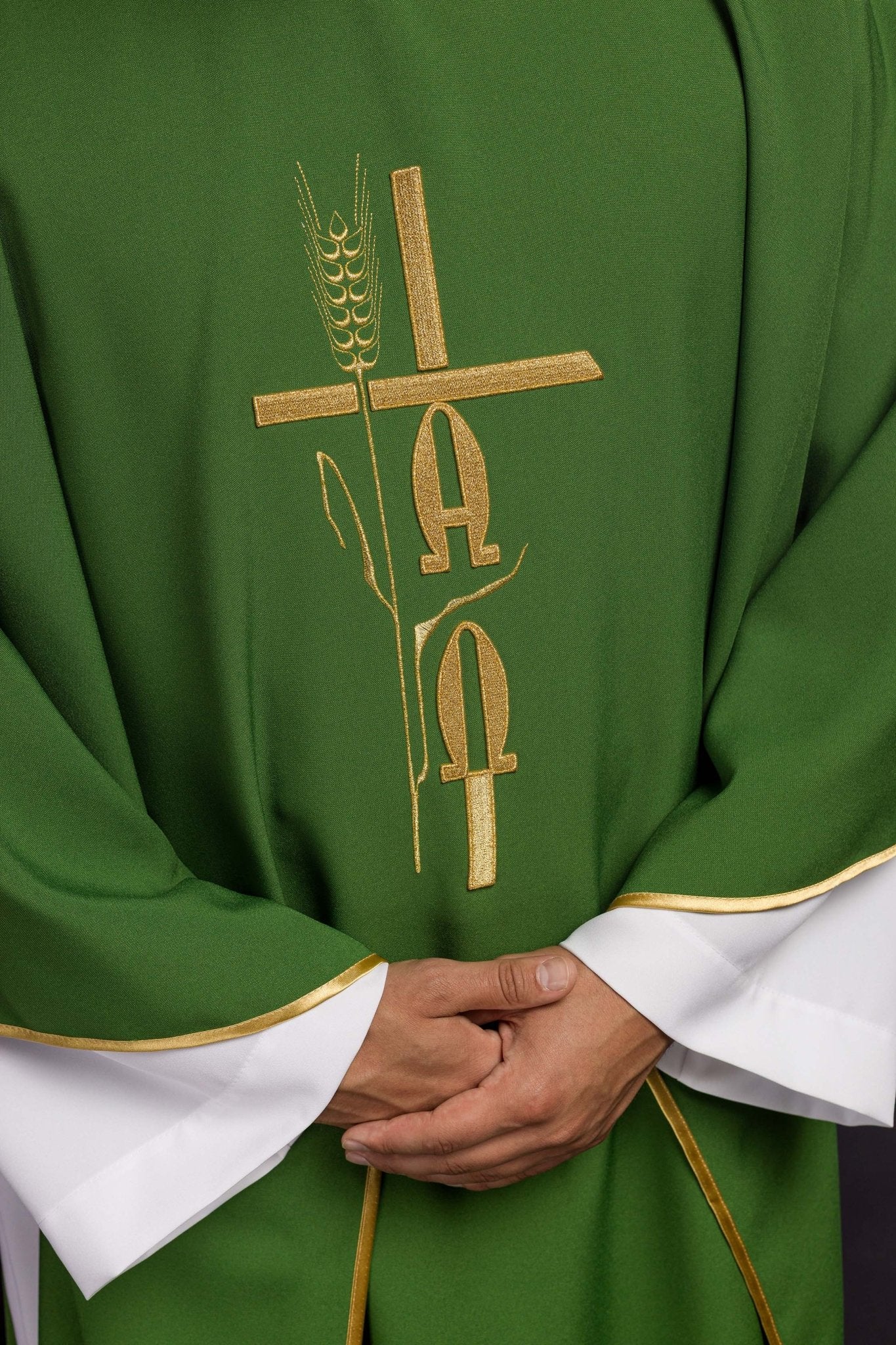 Chasuble verte avec broderie Alpha Omega KOR/013/01/12 ZIELONY - CHASUBLES.FR
