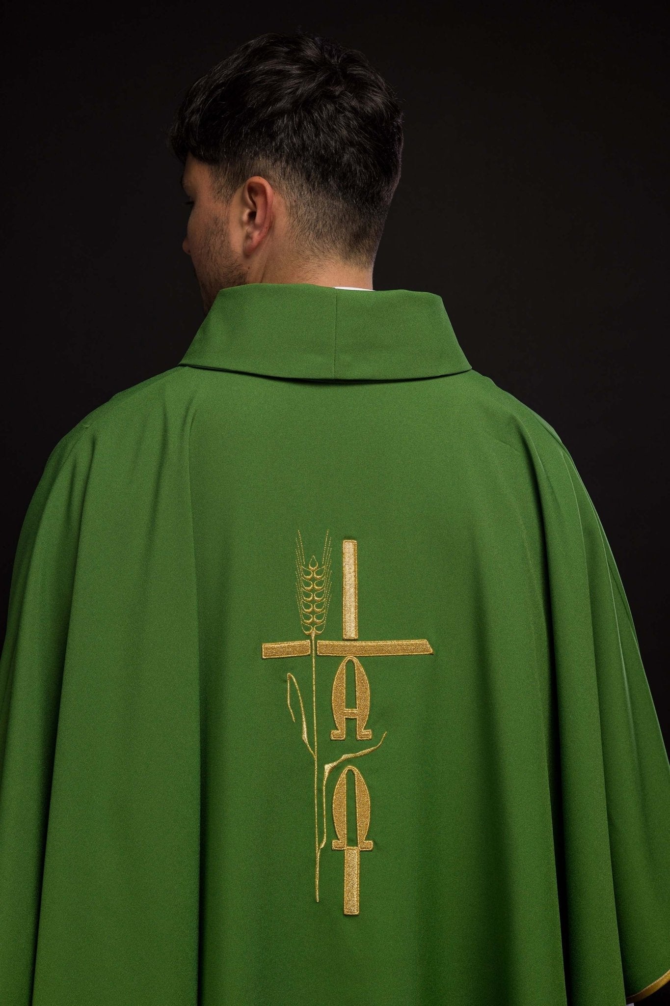 Chasuble verte avec broderie Alpha Omega KOR/013/01/12 ZIELONY - CHASUBLES.FR