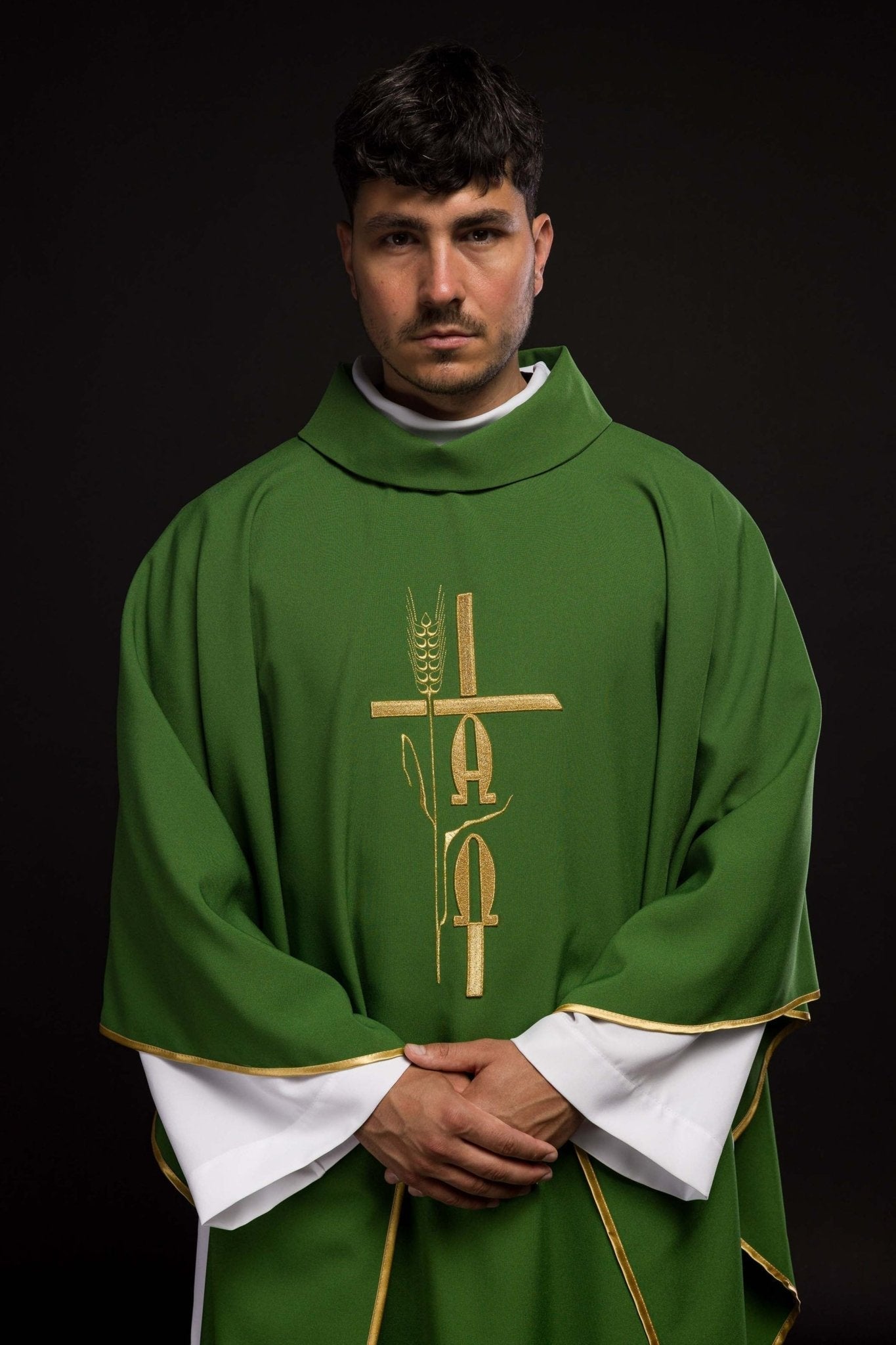 Chasuble verte avec broderie Alpha Omega KOR/013/01/12 ZIELONY - CHASUBLES.FR