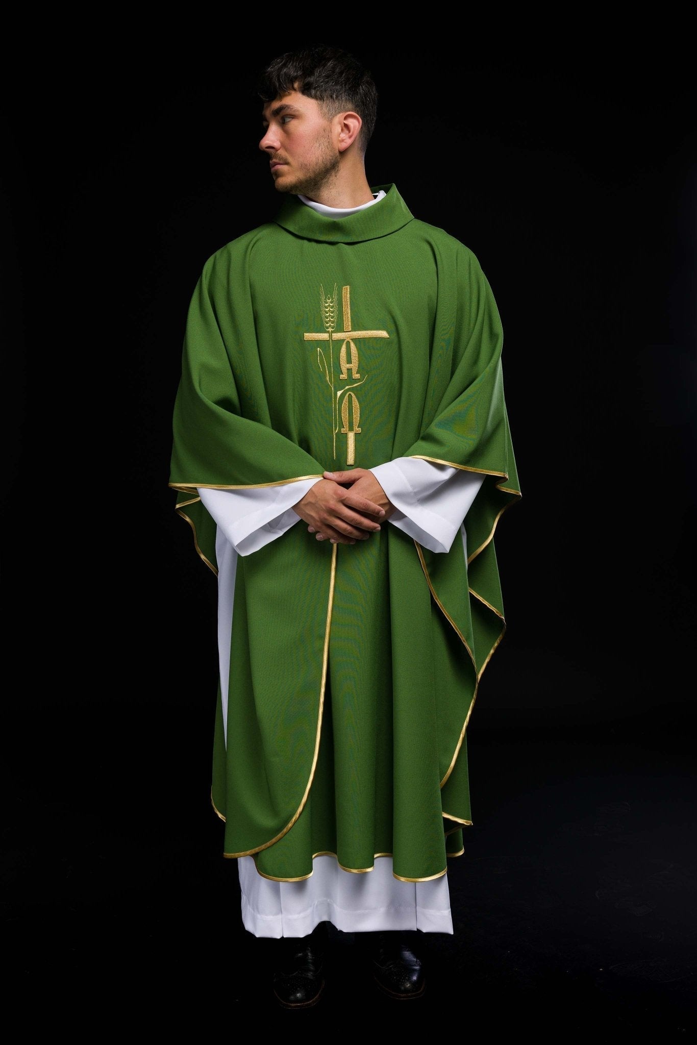 Chasuble verte avec broderie Alpha Omega KOR/013/01/12 ZIELONY - CHASUBLES.FR
