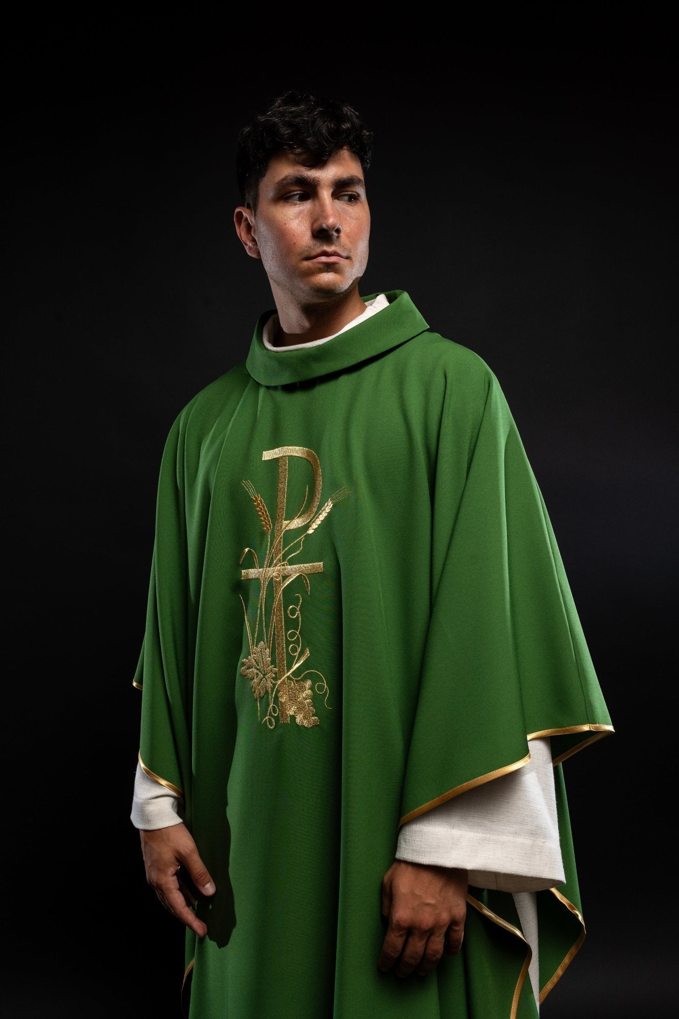 Chasuble verte avec broderie de croix dorée KOR/026/01/12 ZIELONY - CHASUBLES.FR