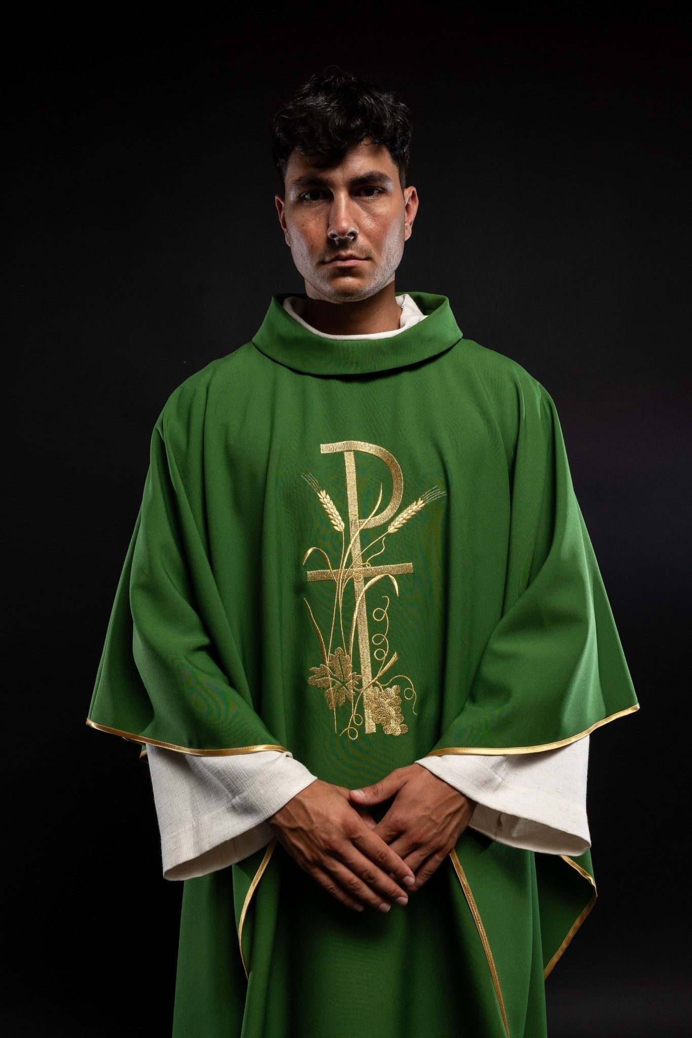 Chasuble verte avec broderie de croix dorée KOR/026/01/12 ZIELONY - CHASUBLES.FR