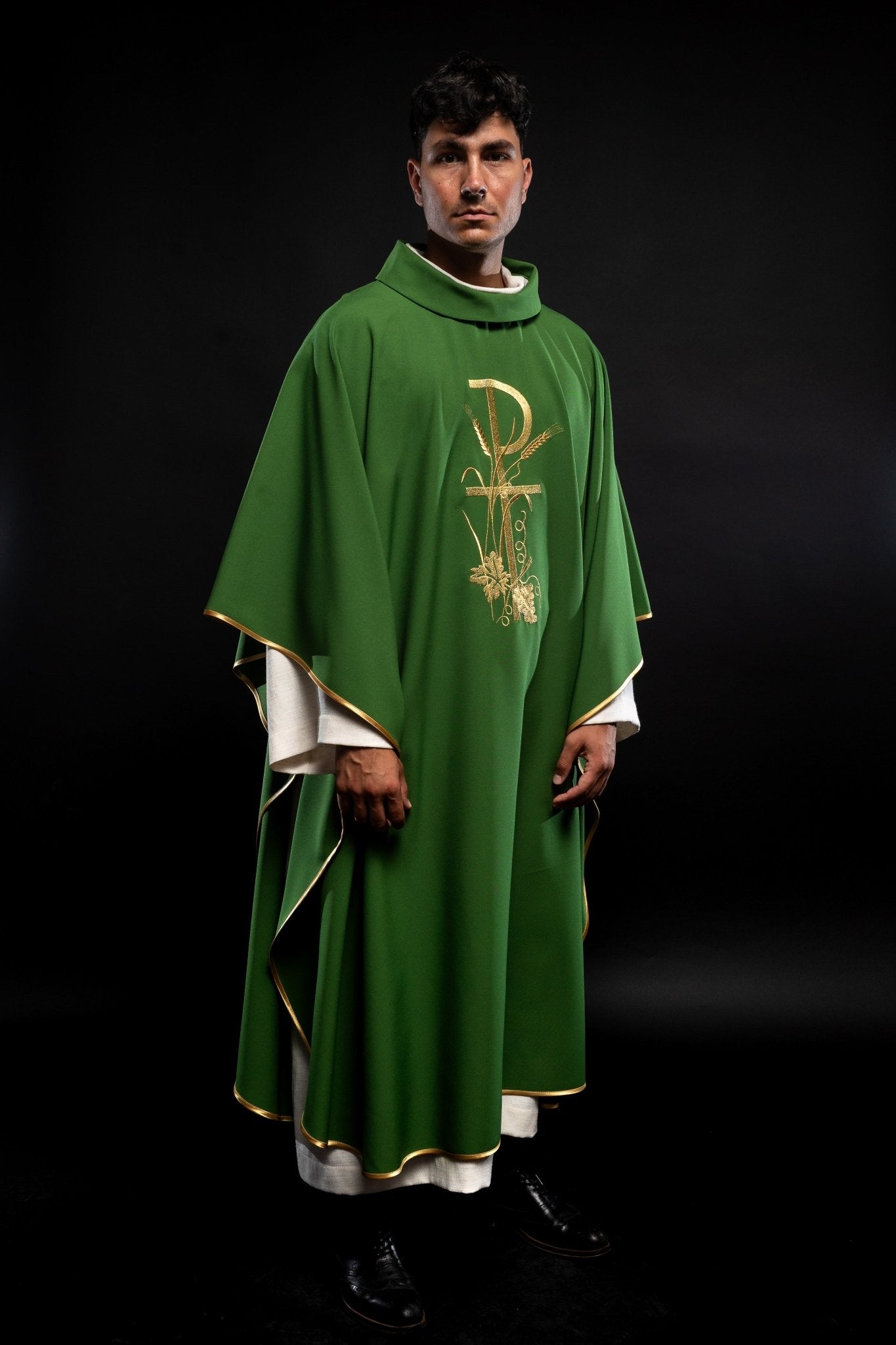 Chasuble verte avec broderie de croix dorée KOR/026/01/12 ZIELONY - CHASUBLES.FR