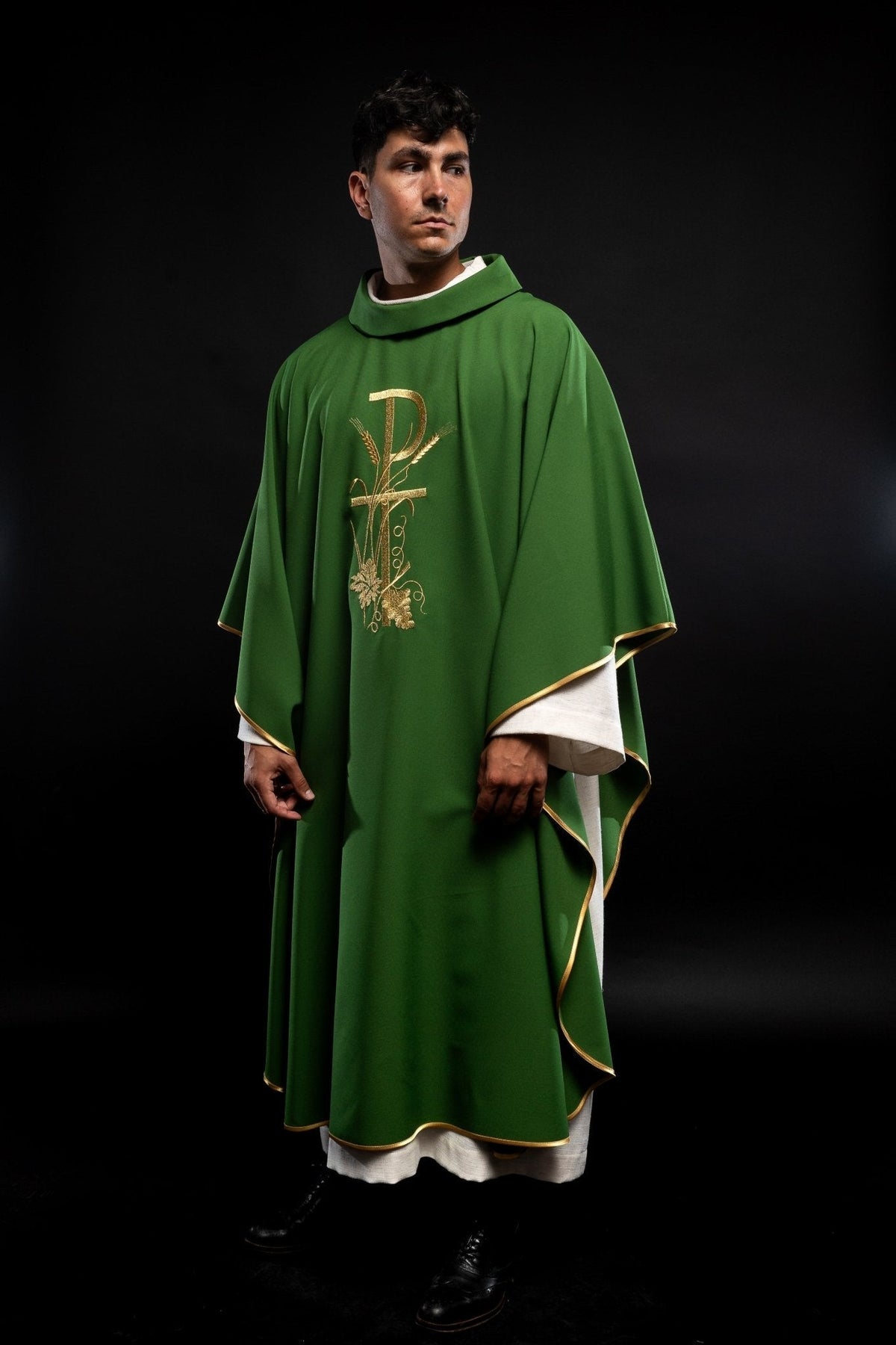 Chasuble verte avec broderie de croix dorée KOR/026/01/12 ZIELONY - CHASUBLES.FR