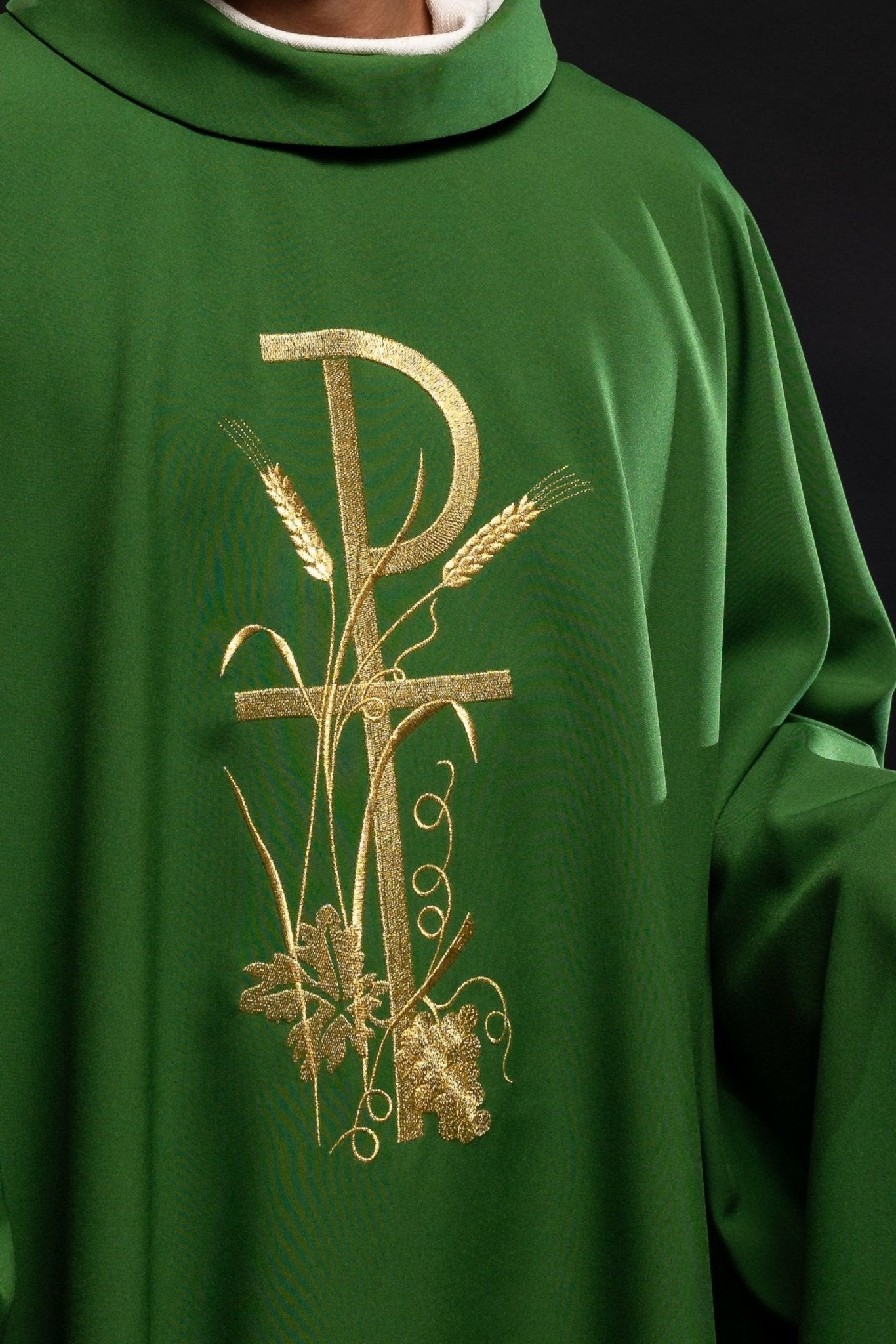 Chasuble verte avec broderie de croix dorée KOR/026/01/12 ZIELONY - CHASUBLES.FR