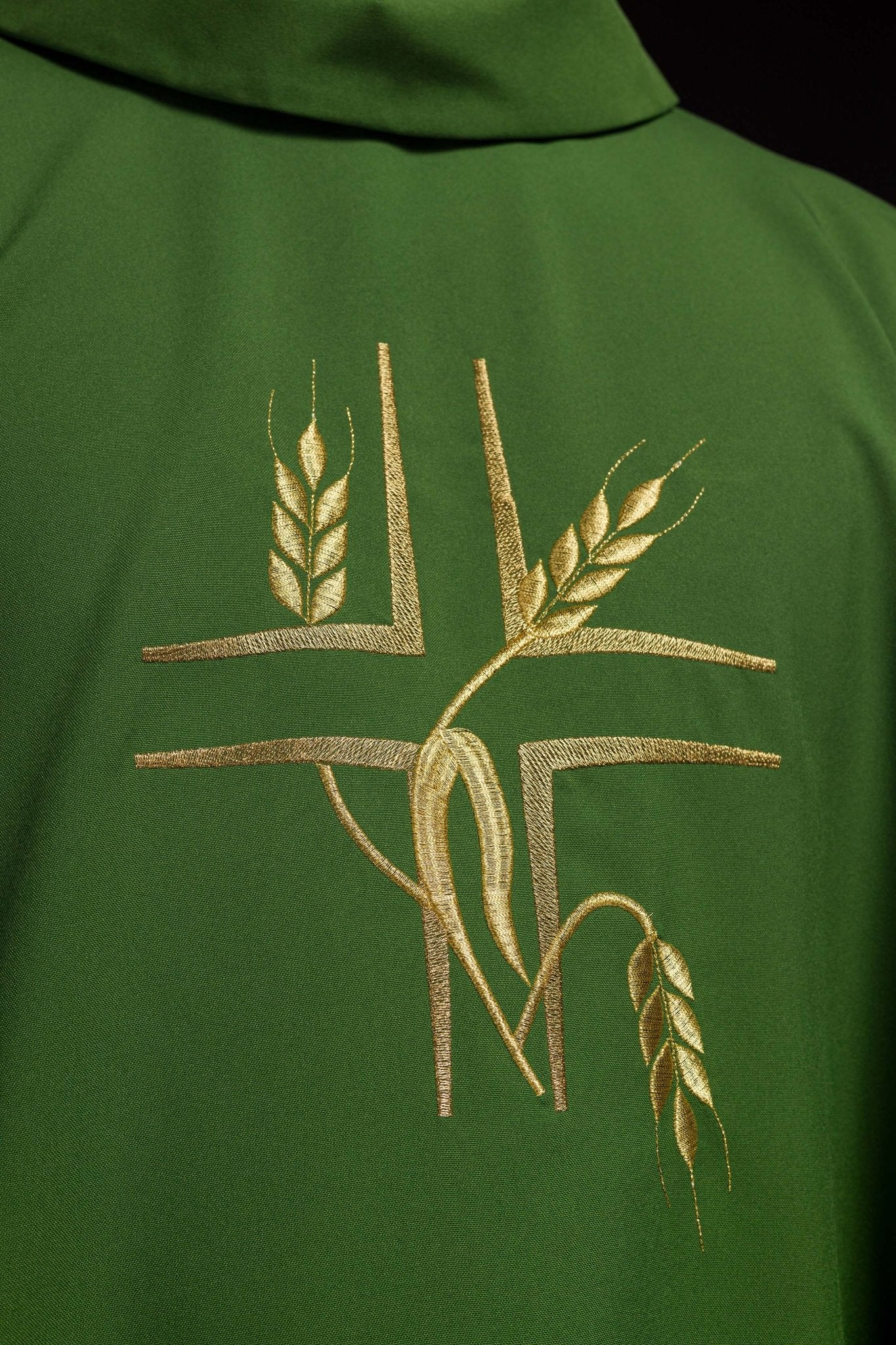 Chasuble verte avec broderie de la Croix KOR/016/01/12 ZIELONY - CHASUBLES.FR