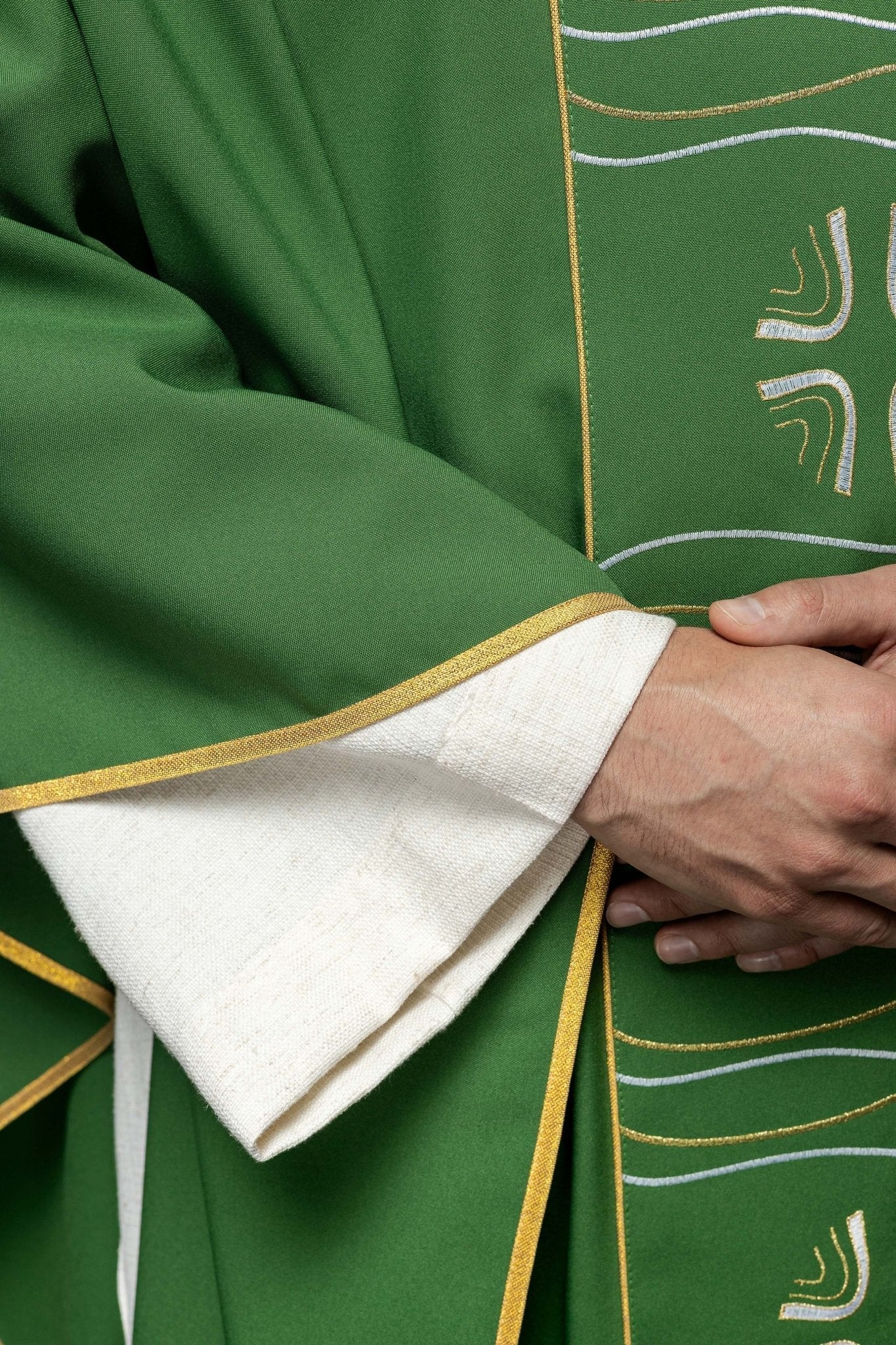 Chasuble verte avec broderie de la croix et du poisson KOR/213/01/01 ZIELONY - CHASUBLES.FR